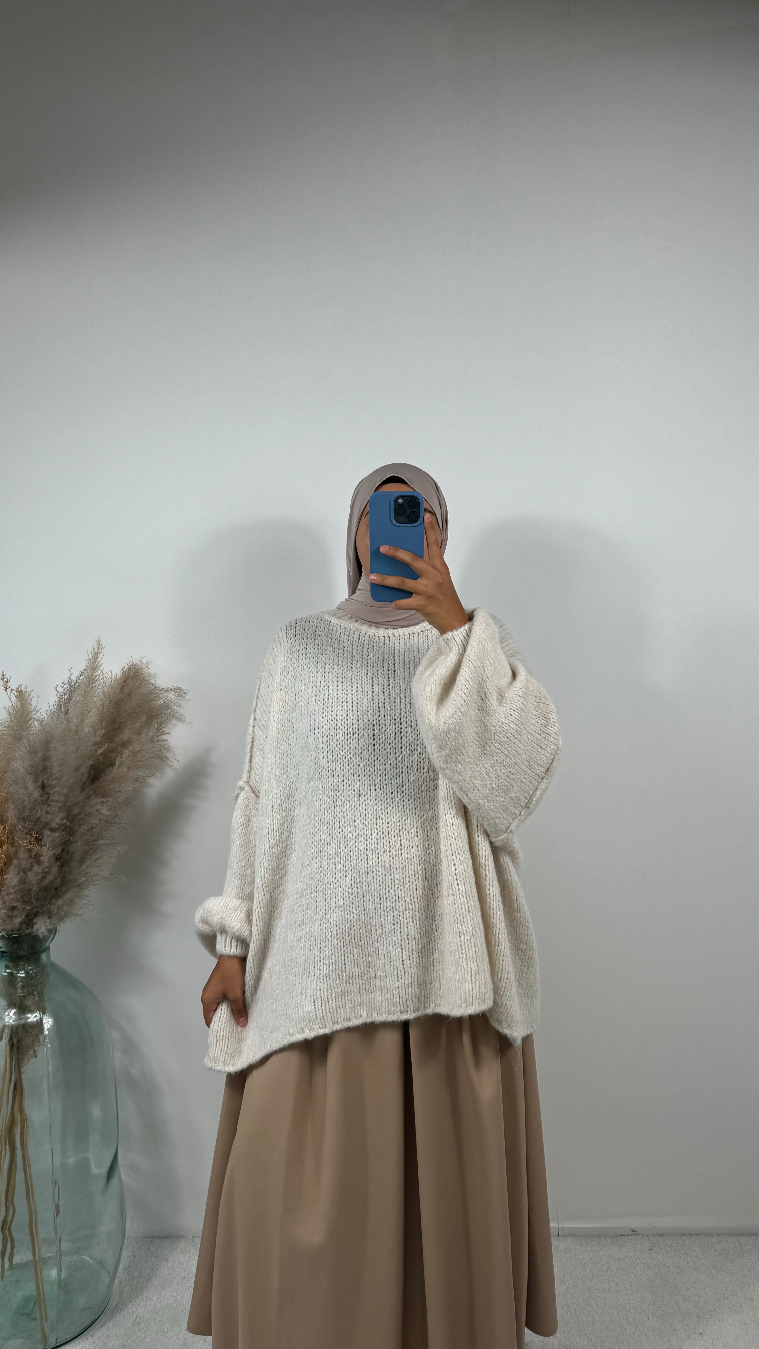 Pull en laine avec manches longues larges, coupe oversize décontractée.
