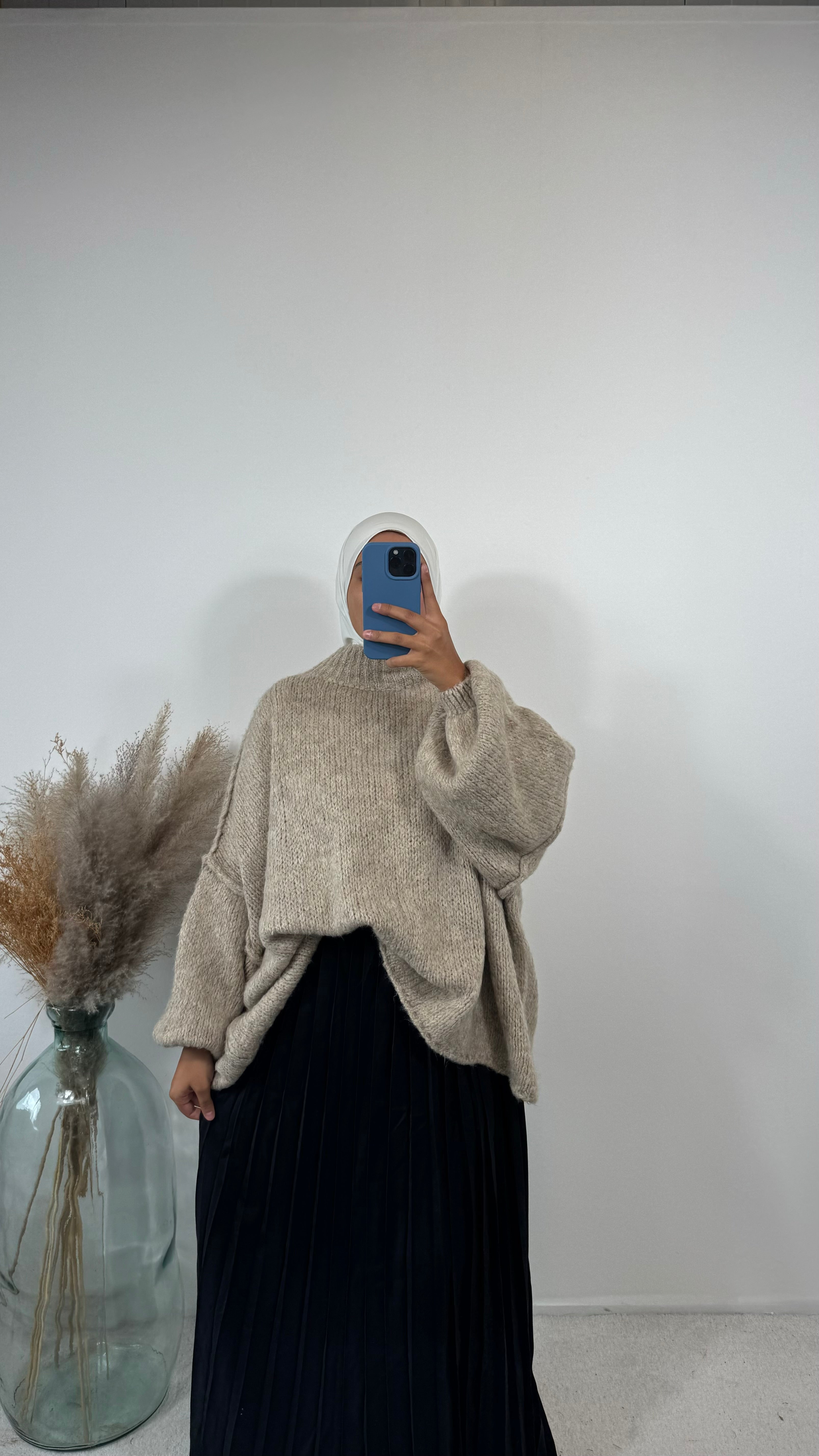 Zoom sur la taille élastique de la jupe noire, assurant un confort optimal.