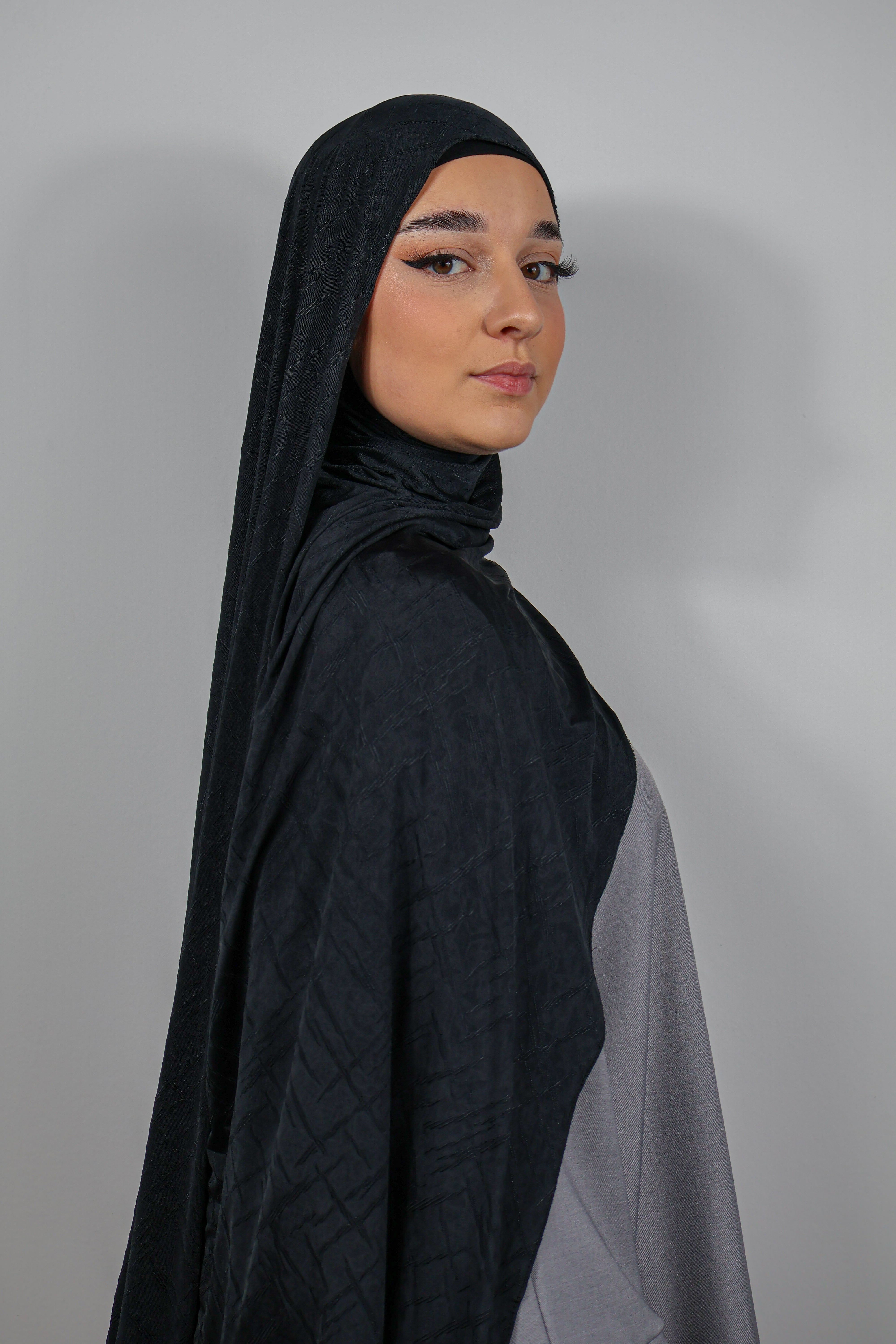 Femme portant un hijab marron rosé en Jersey Prestige, parfait pour une touche d’élégance.