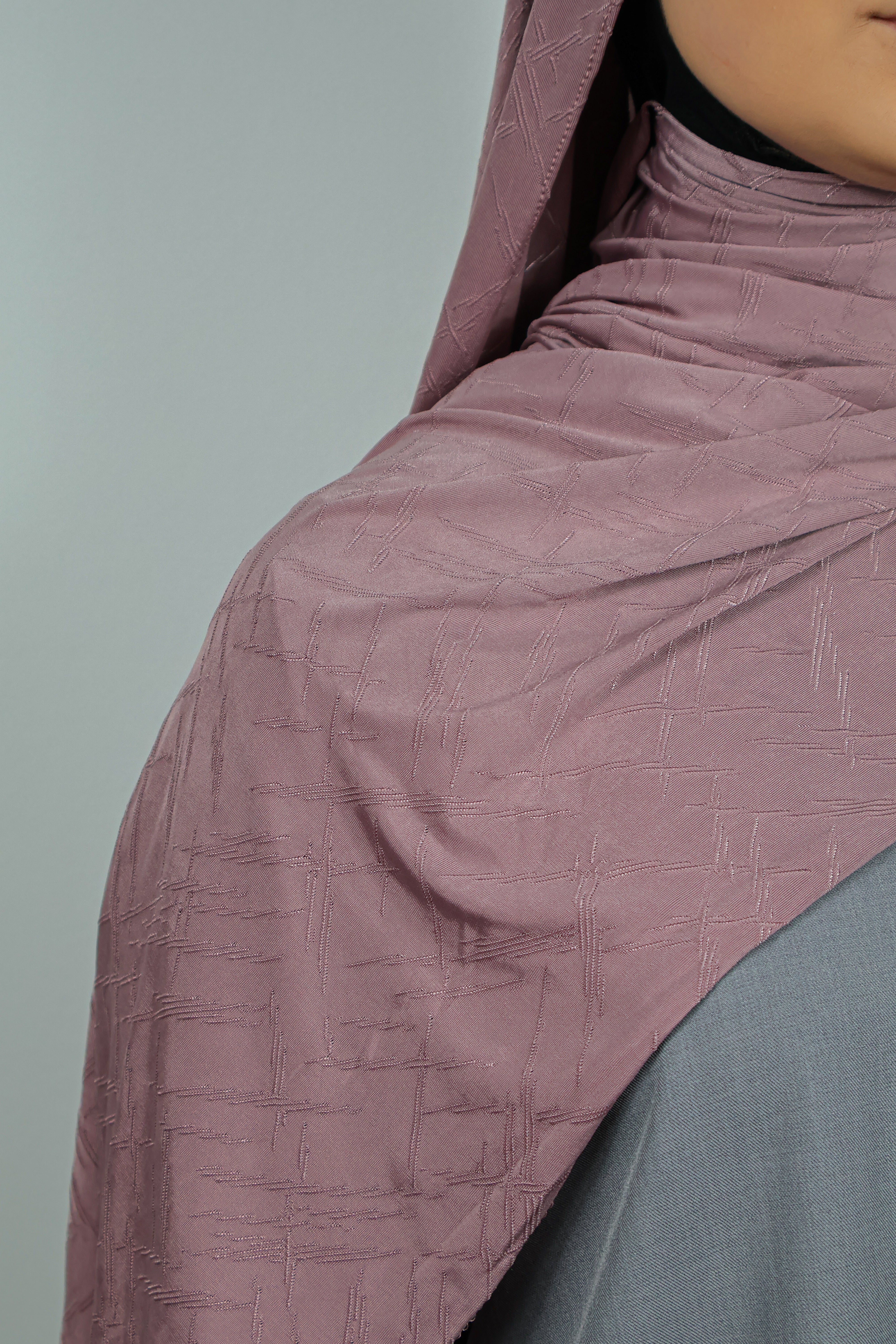 Hijab marron rosé en Jersey Prestige, drapé naturellement pour un effet sophistiqué.