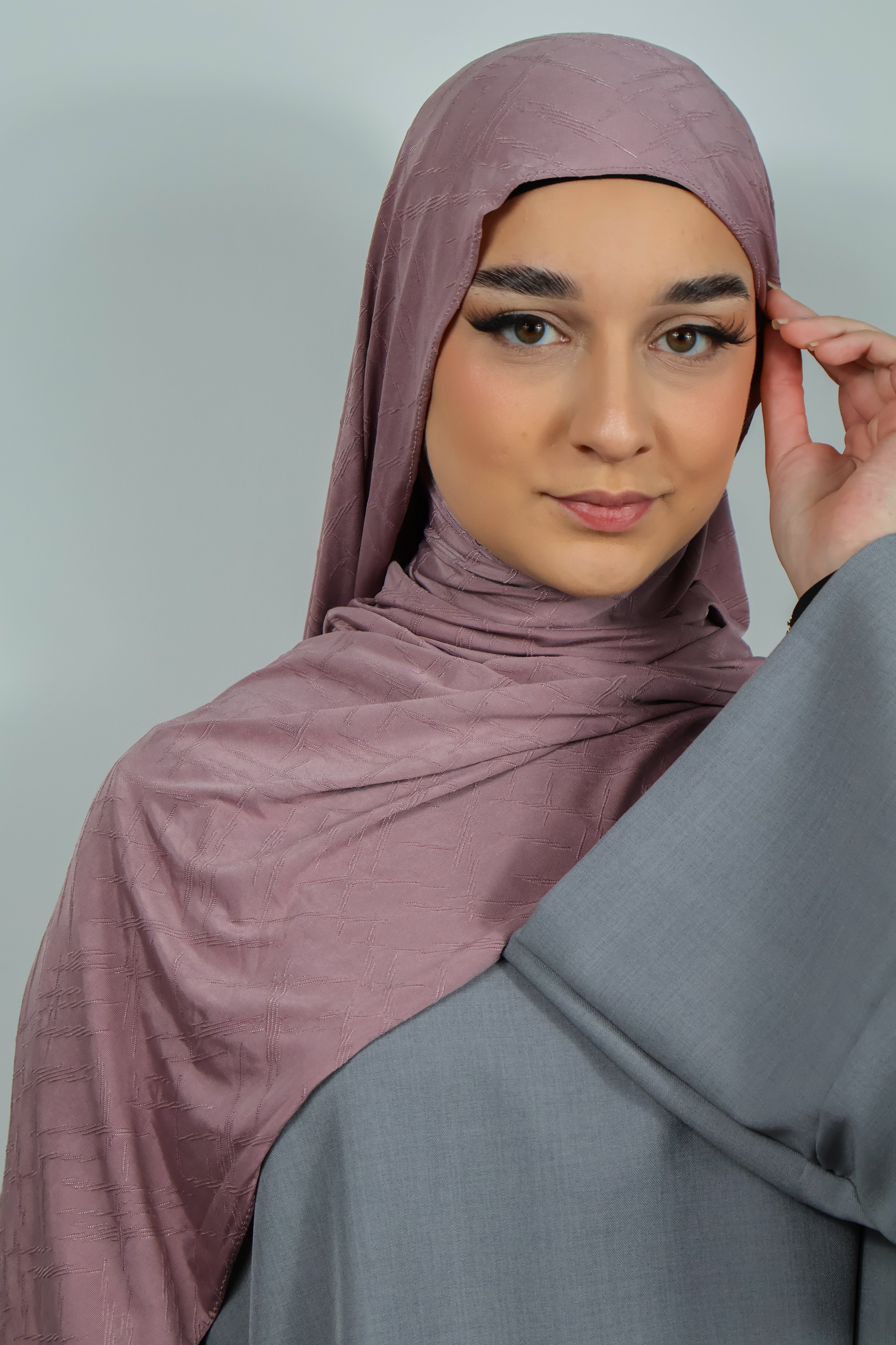 Femme portant un hijab noir en Jersey Prestige avec une tenue moderne et épurée.