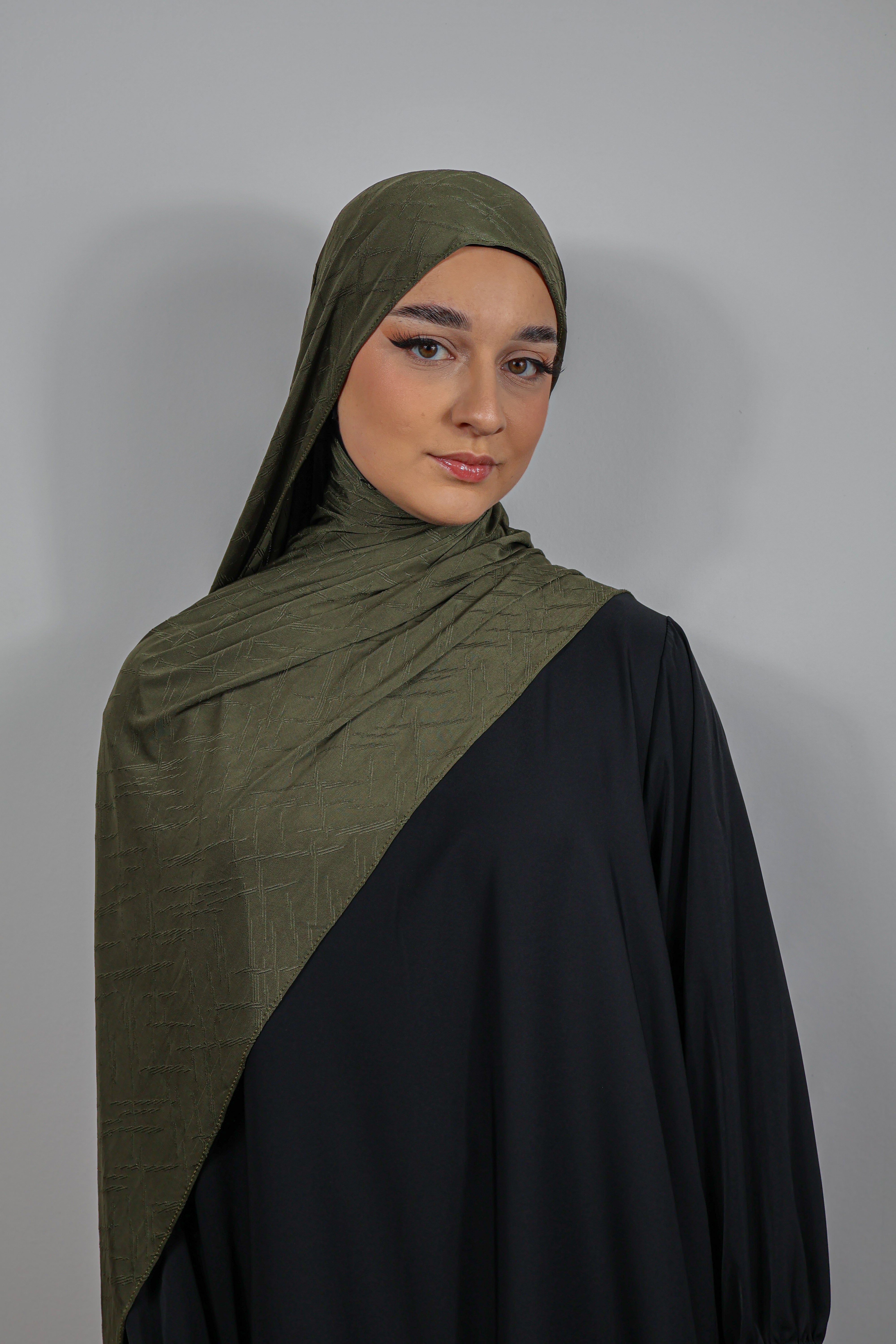 Hijab bleu nuit en Jersey Prestige, parfait pour des occasions habillées ou un usage quotidien.