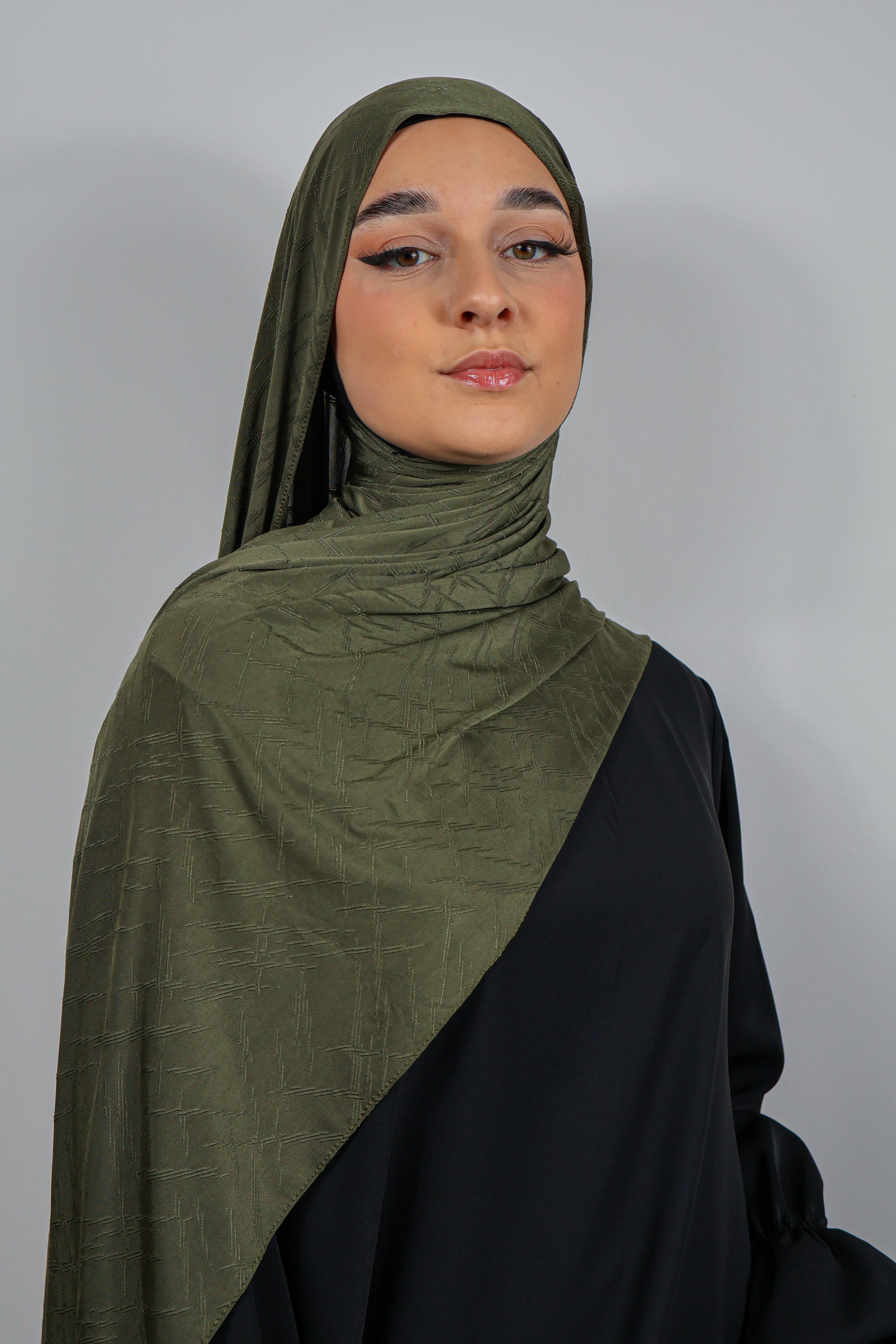 Femme avec un hijab rose poudré en Jersey Prestige, ajusté pour un look doux et féminin.