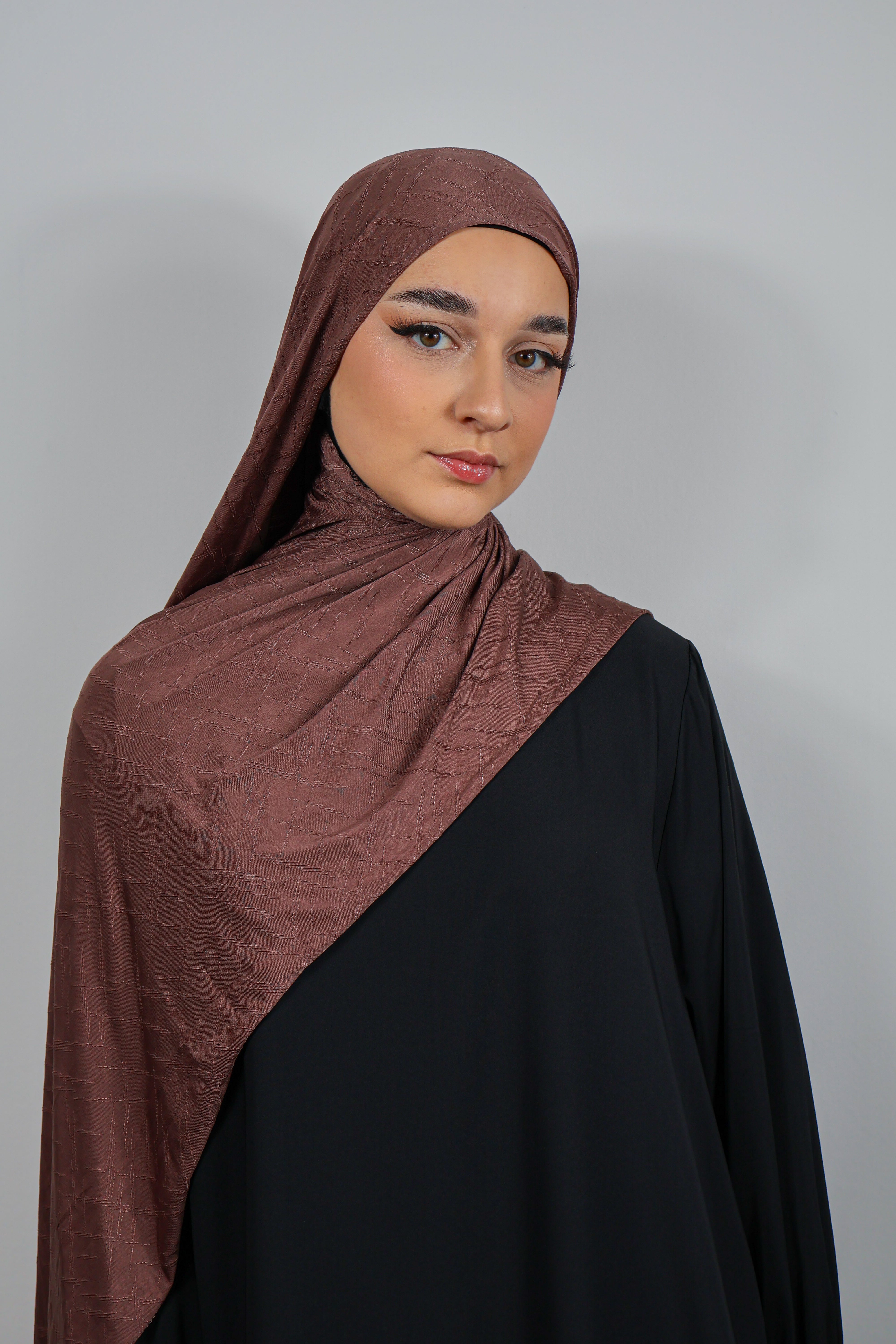 Jersey Prestige kaki, idéal pour un look décontracté mais élégant.