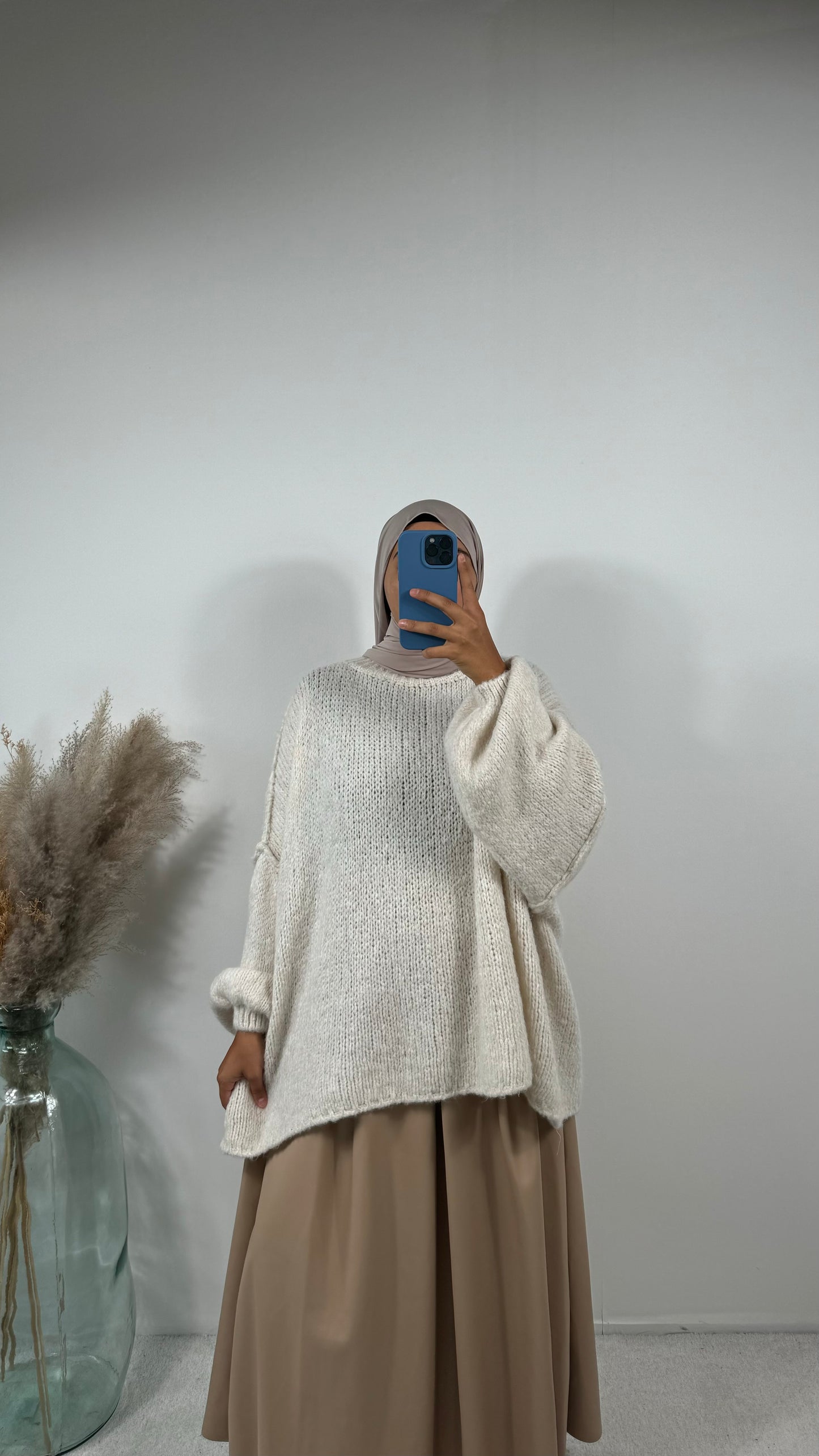 Pull en laine avec manches longues larges, coupe oversize décontractée.