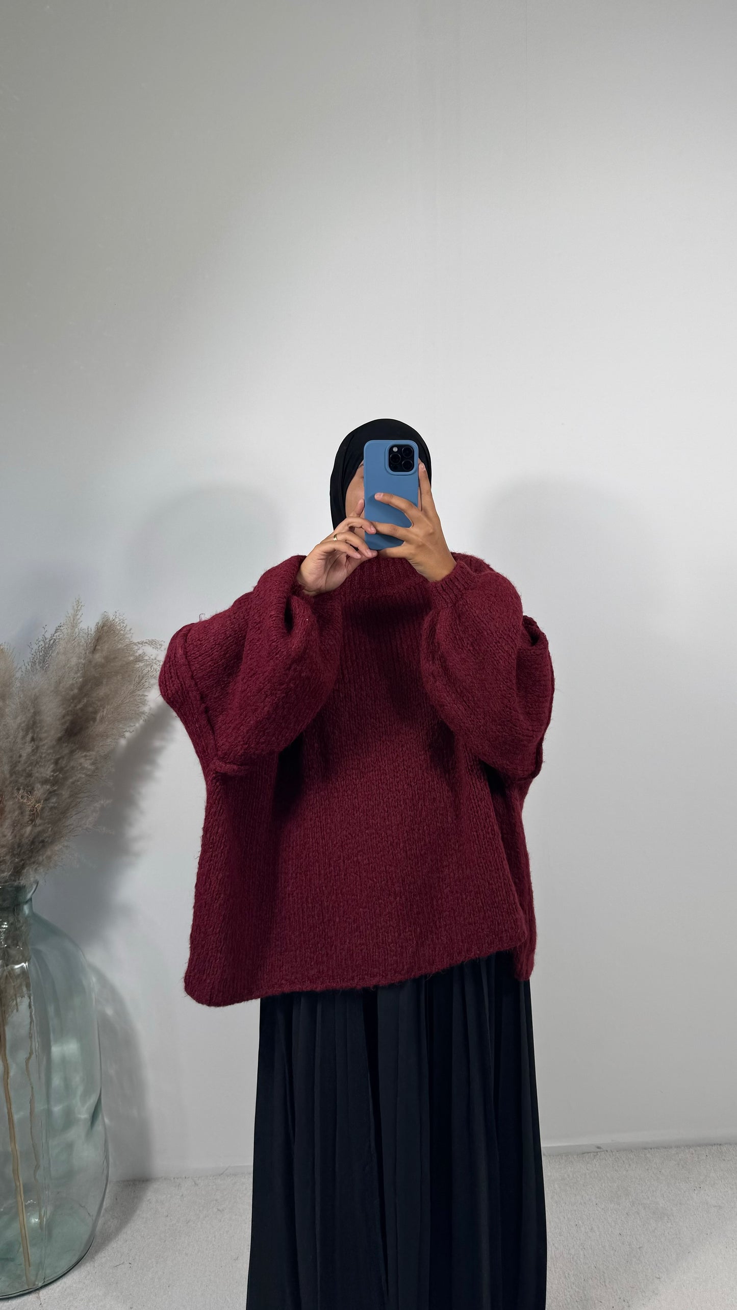 Style cosy avec pull oversize en laine et col montant, idéal pour l’hiver.