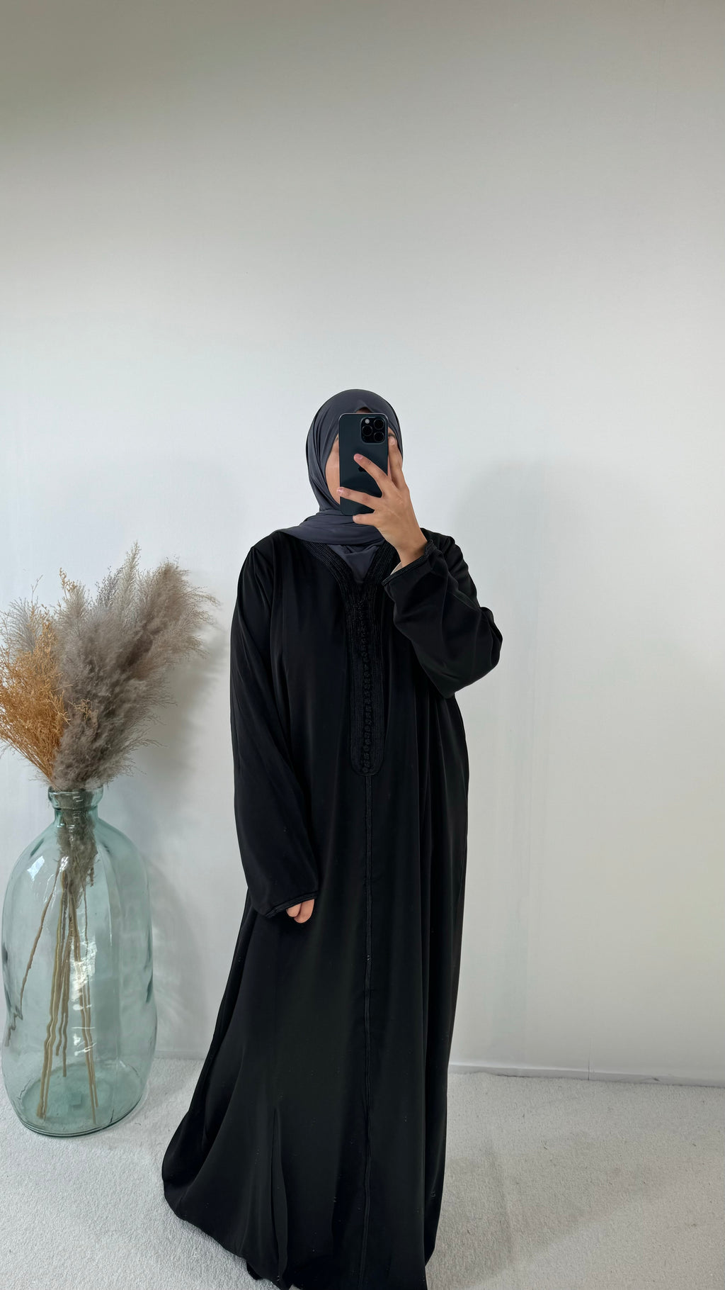 Robe longue élégante avec détails brodés, idéale pour les grandes occasions.