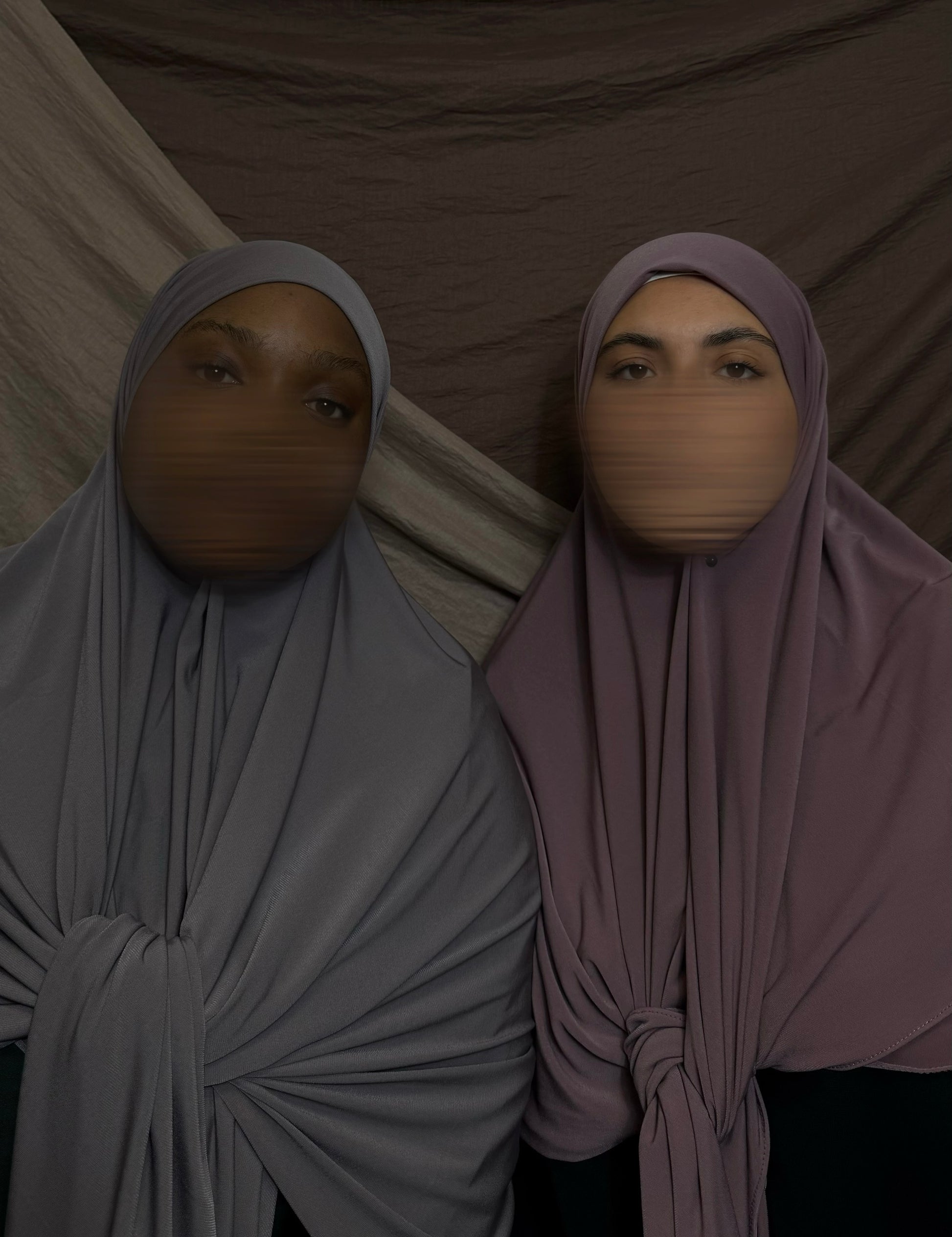 Hijab carré SEDEF couleur café crème, illustrant la fluidité et la qualité du tissu.