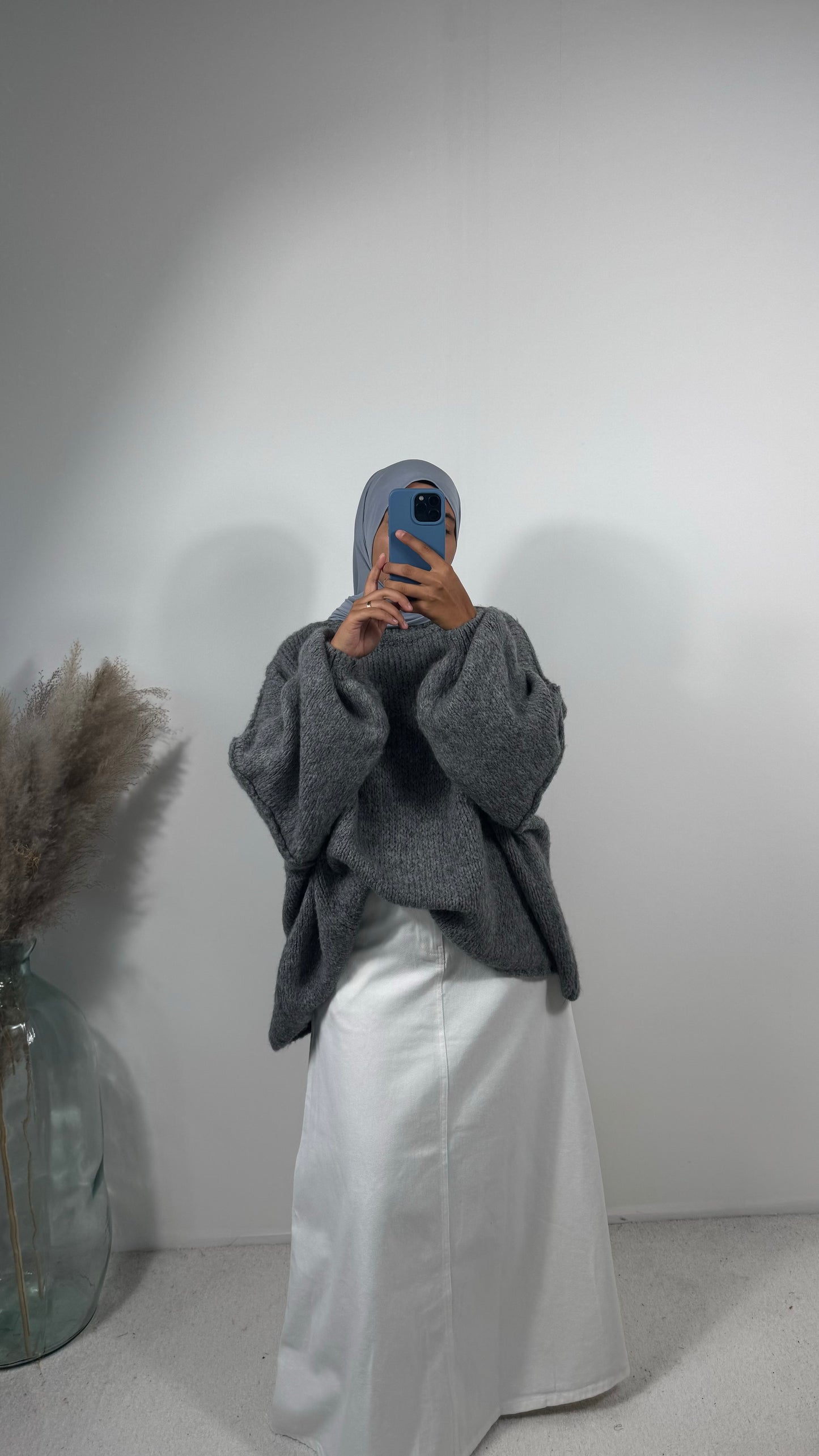 Zoom sur les finitions soignées du pull en laine oversize bleu ciel.