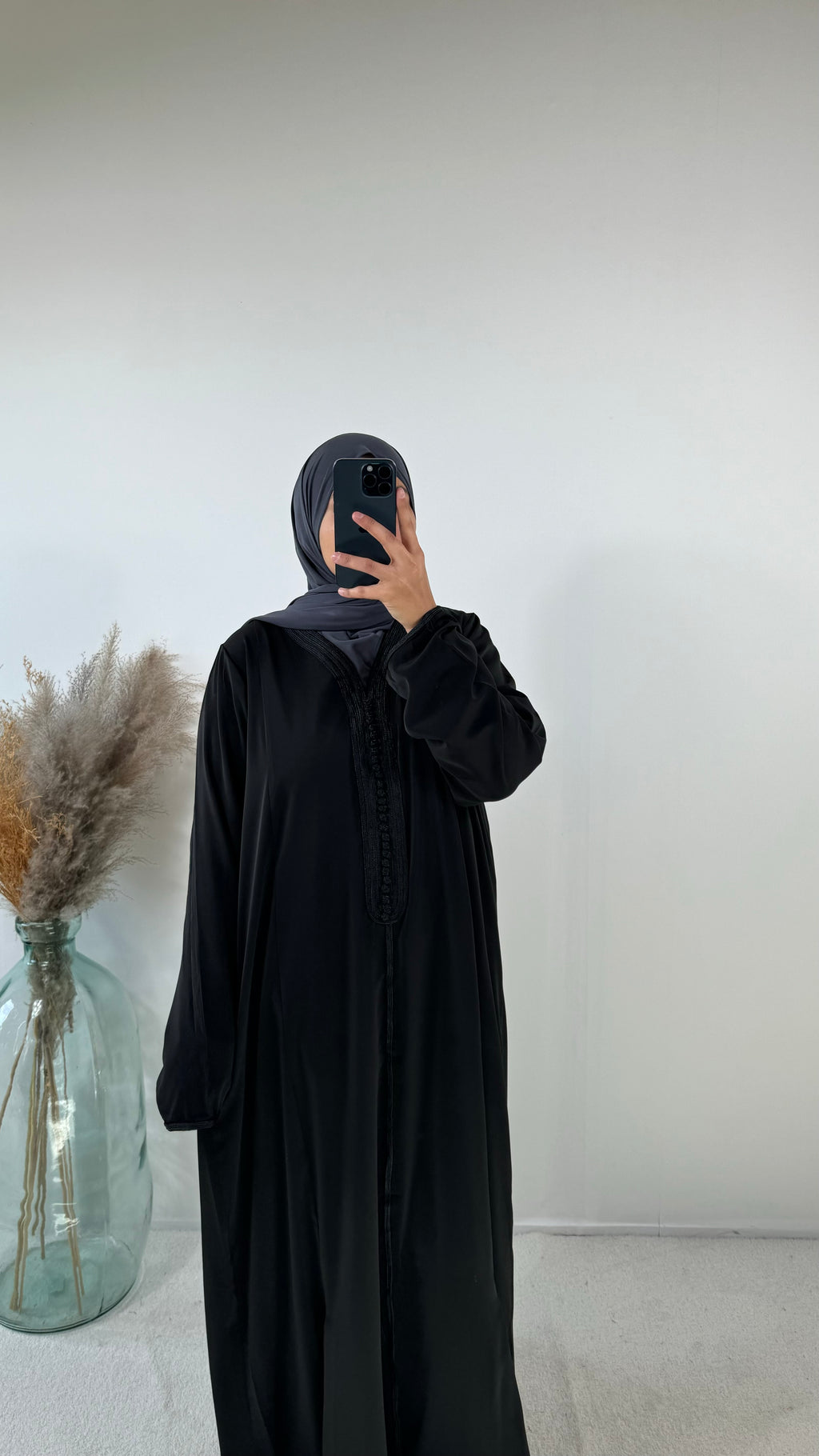 Abaya moderne style kaftan avec col orné de détails dorés.