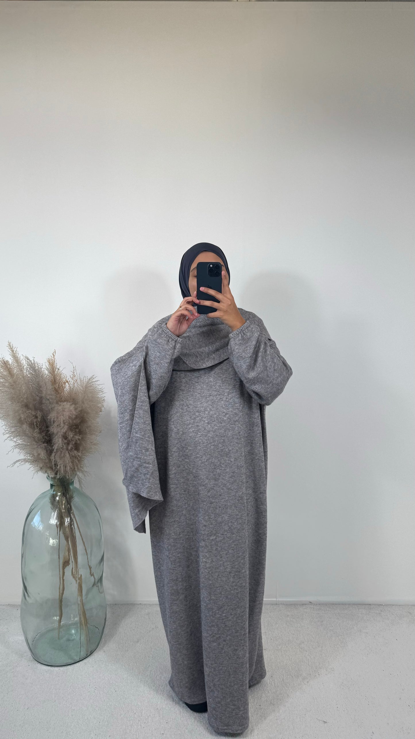 Robe en maille oversize grise, offrant une allure moderne et décontractée.