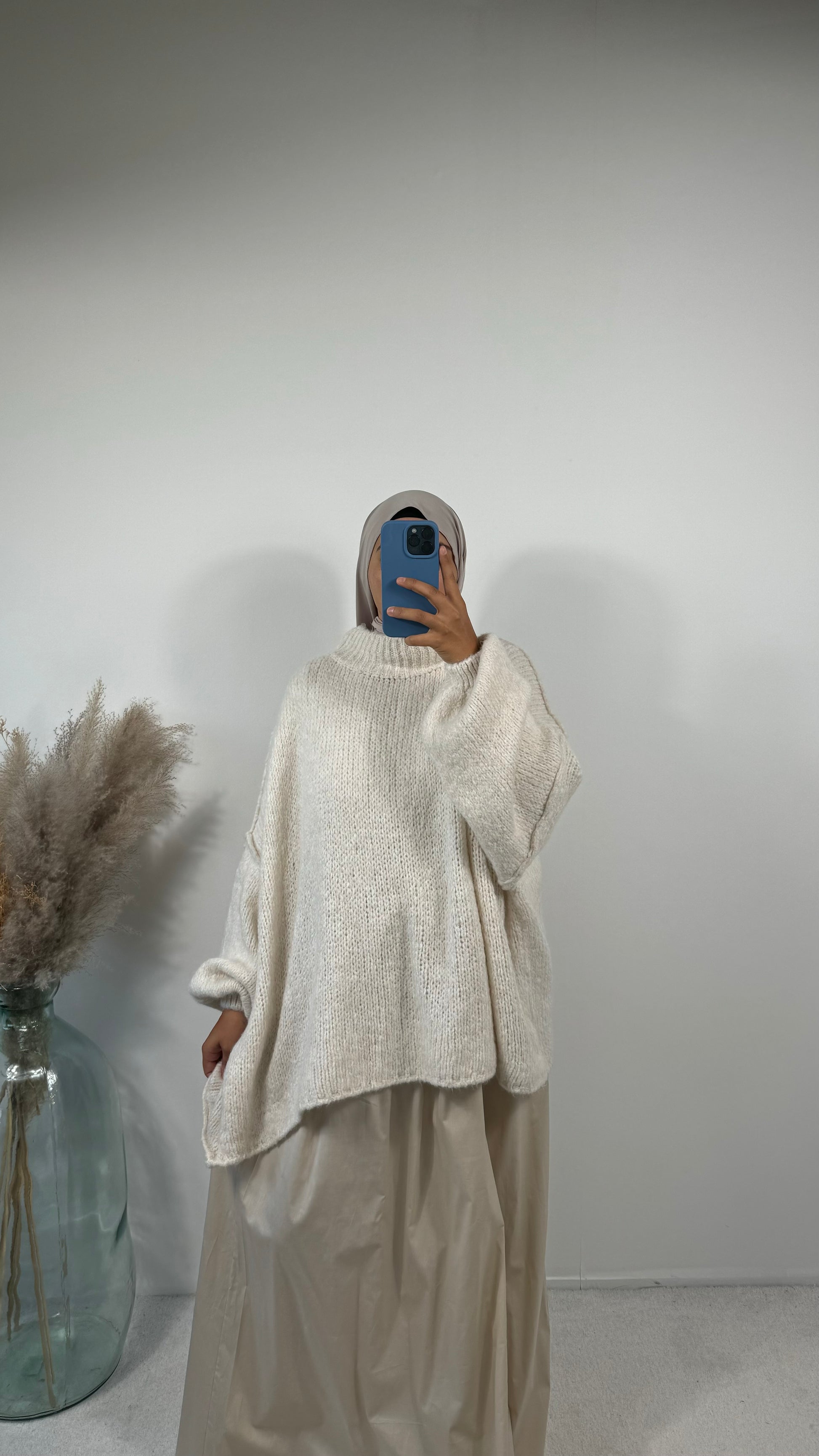 Pull oversize en laine blanc cassé, élégant et confortable.