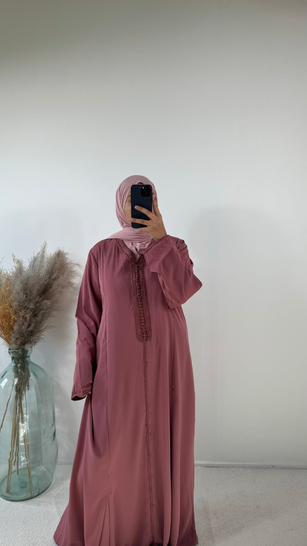 Robe longue kaftan fluide, parfaite pour une tenue de fête.