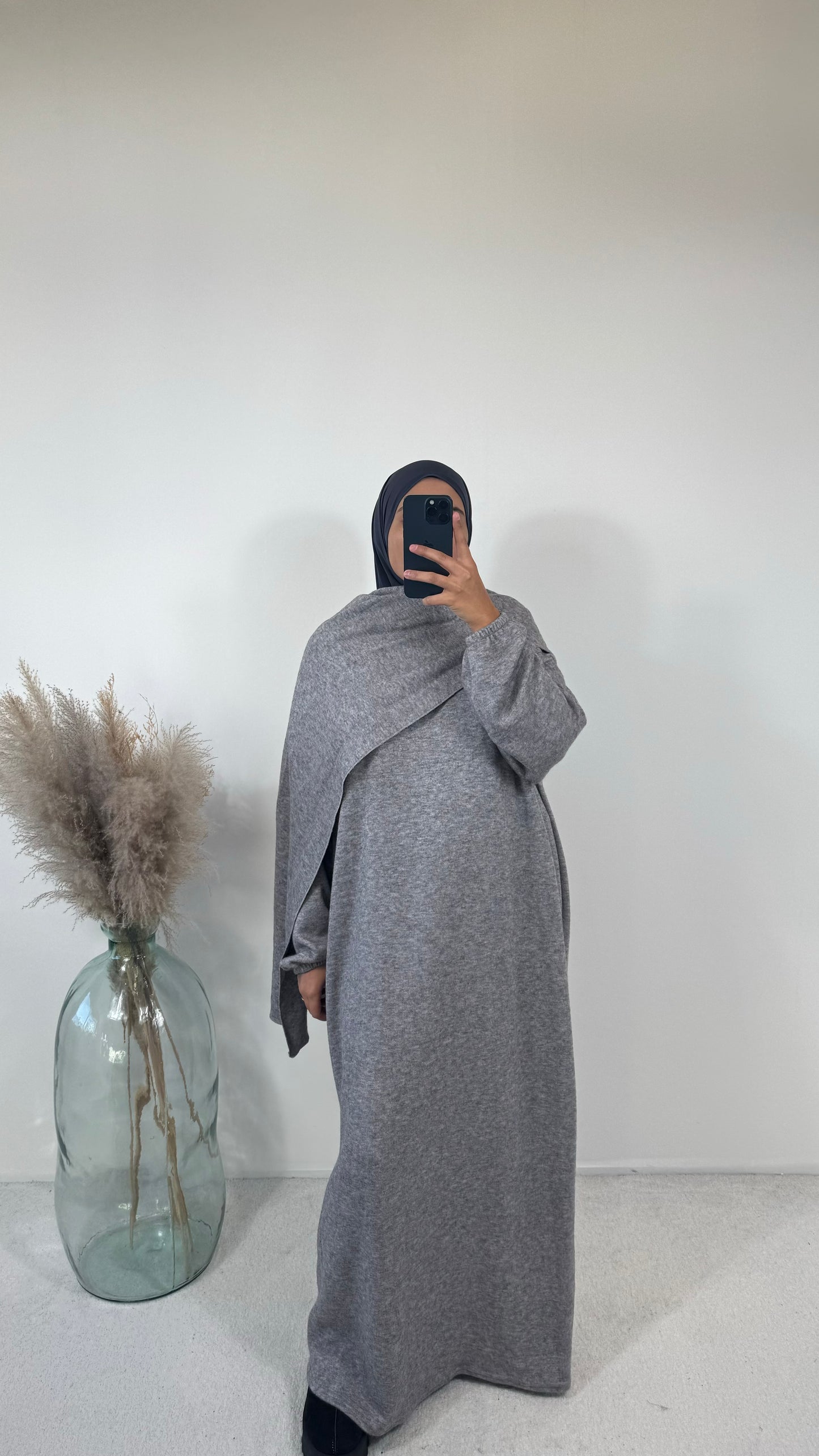 abaya maxi grise en tissu léger, parfaite pour les saisons froides.