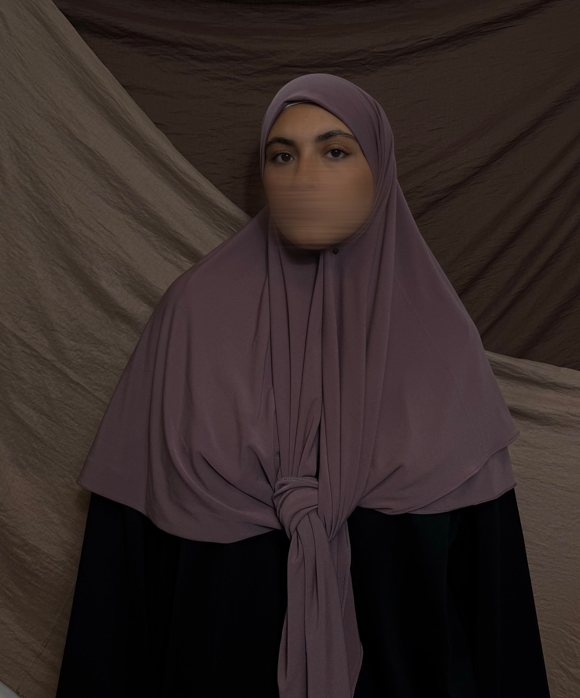 Détail du nouveau tissu en jersey premium du hijab carré SEDEF, mettant en avant sa texture douce.