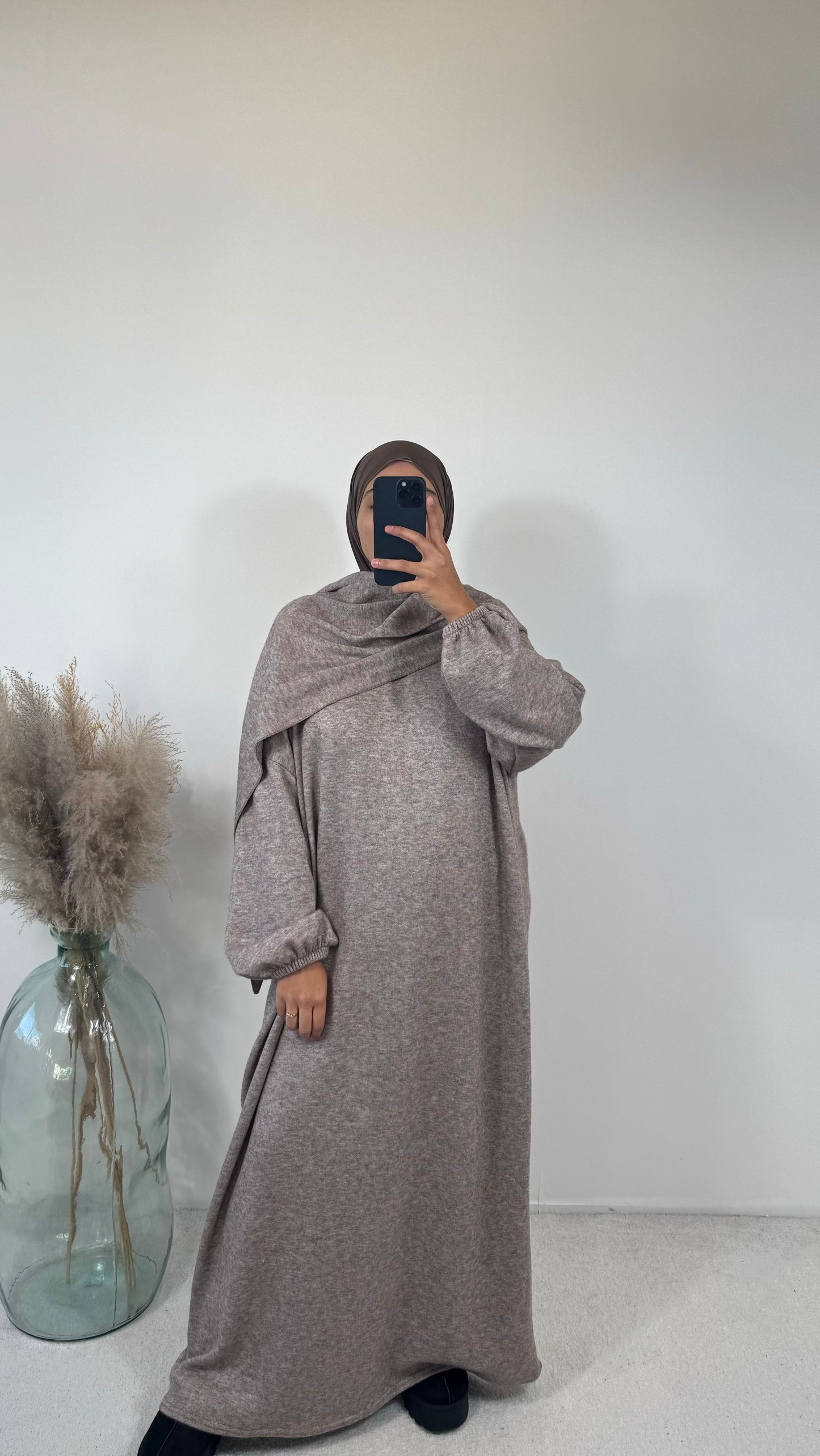 Robe grise oversize avec détails drapés, idéale pour un confort chic.