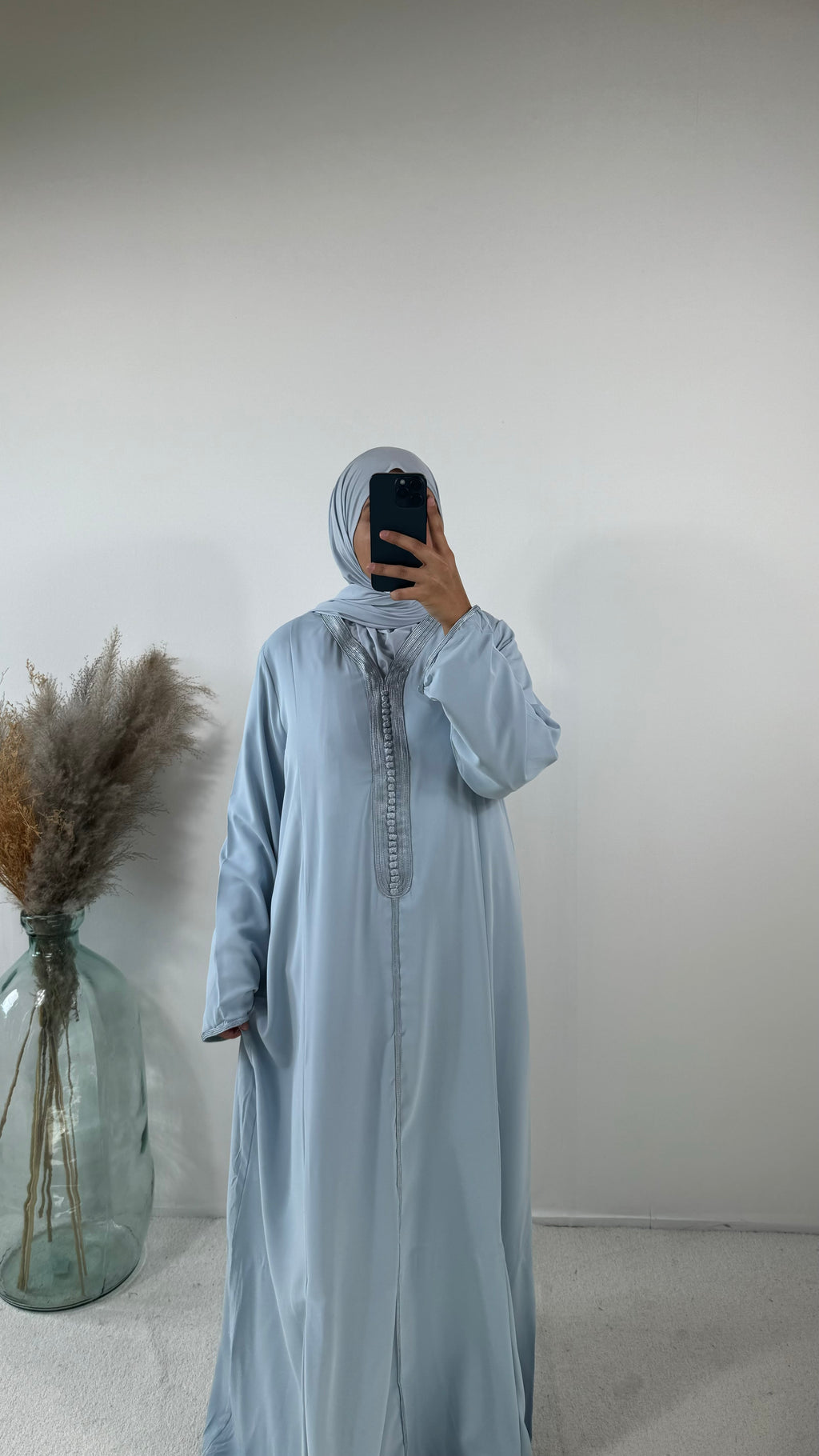 Abaya kaftan beige avec détails dorés élégants.
