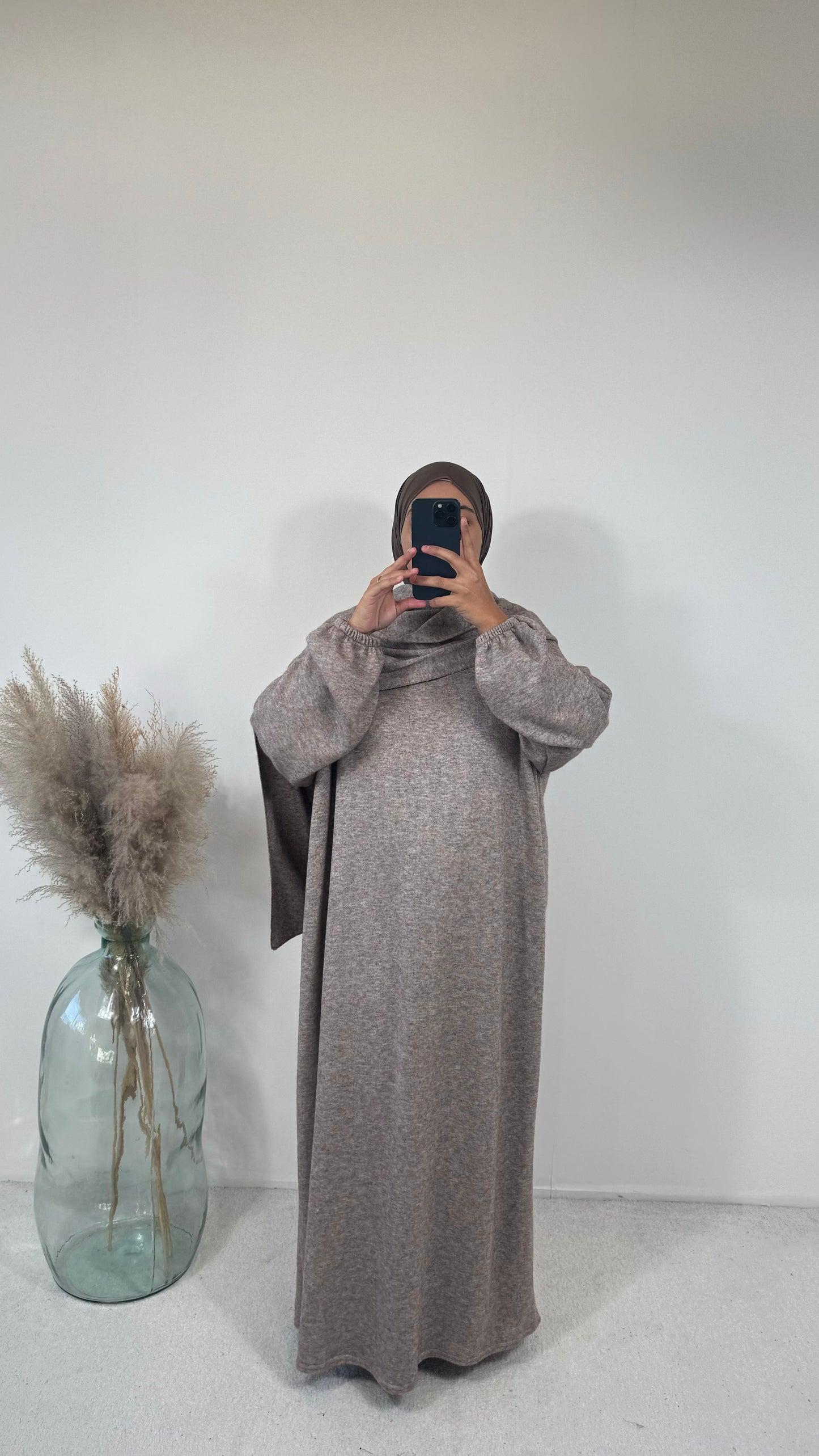 abaya robe longue grise avec un design fluide, parfaite pour l'automne-hiver.