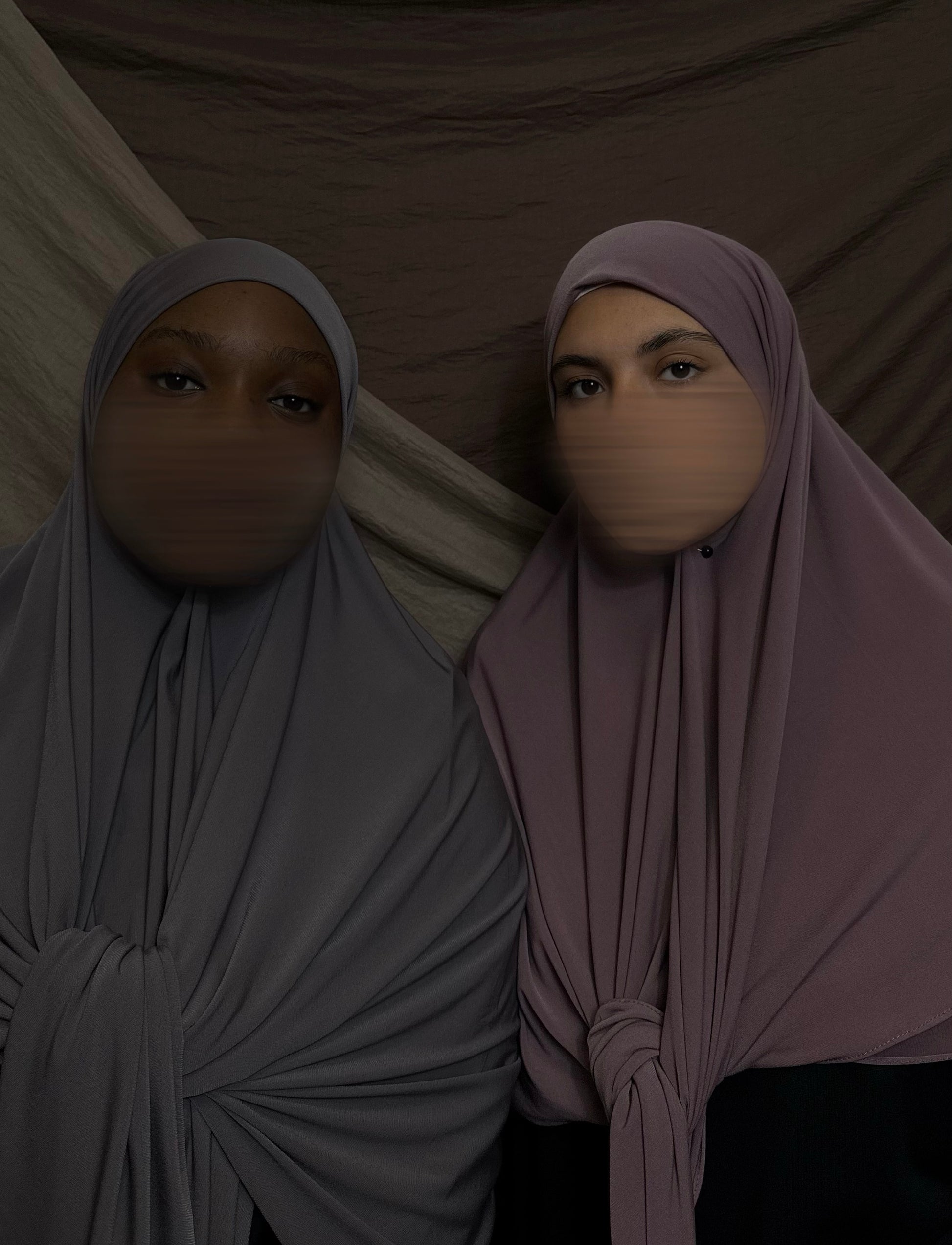 Vue de face du hijab musulman carré en jersey premium SEDEF couleur mauve flow, porté par un mannequin.