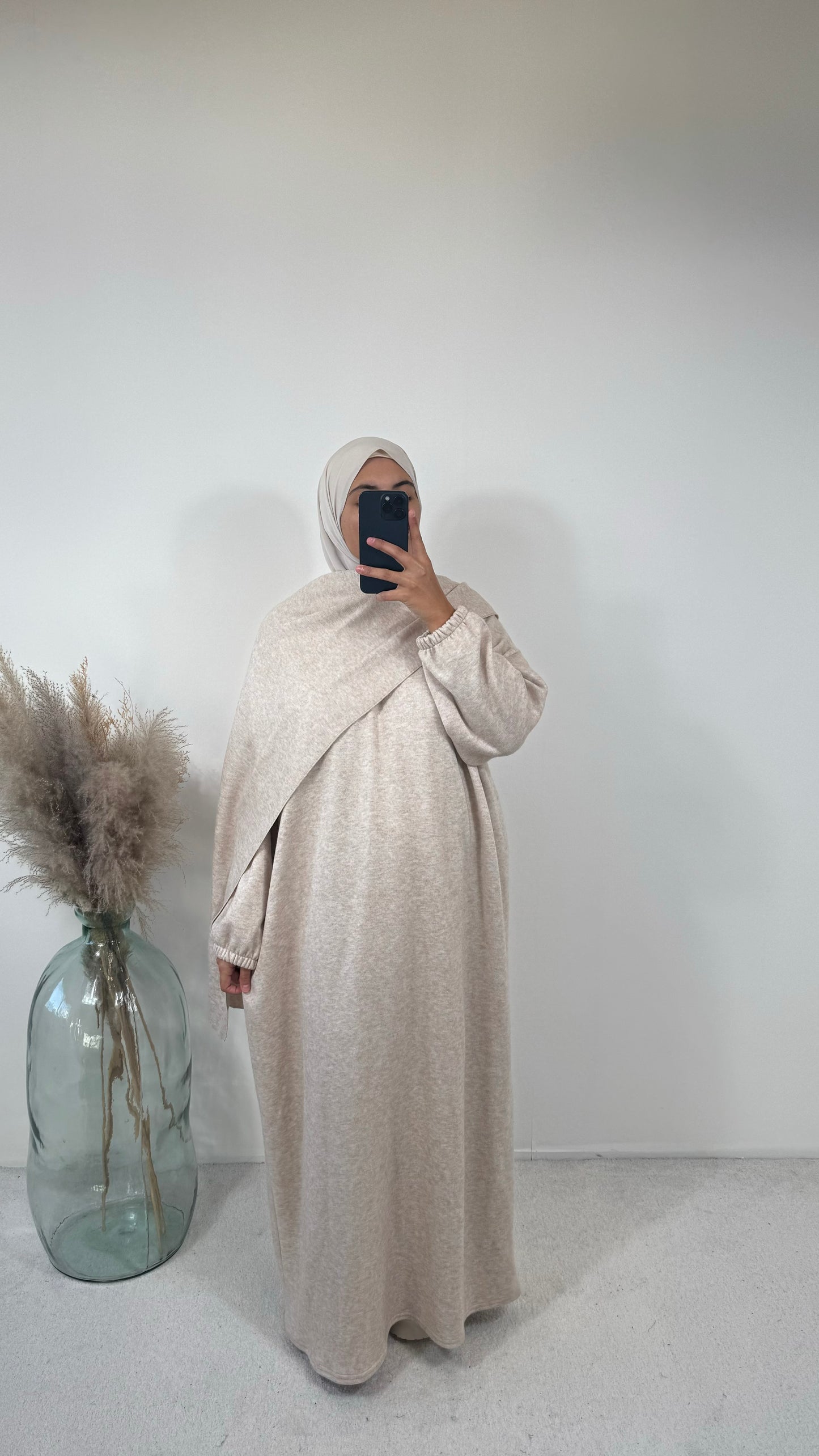 Maxi robe grise en tissu doux, idéale pour l'automne et l'hiver.