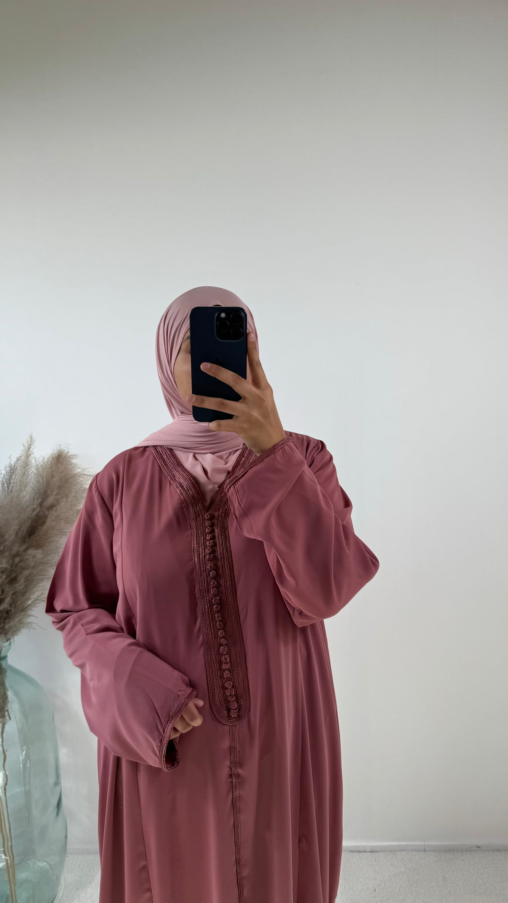 Abaya gandoura moderne avec ceinture ajustable pour femmes.
