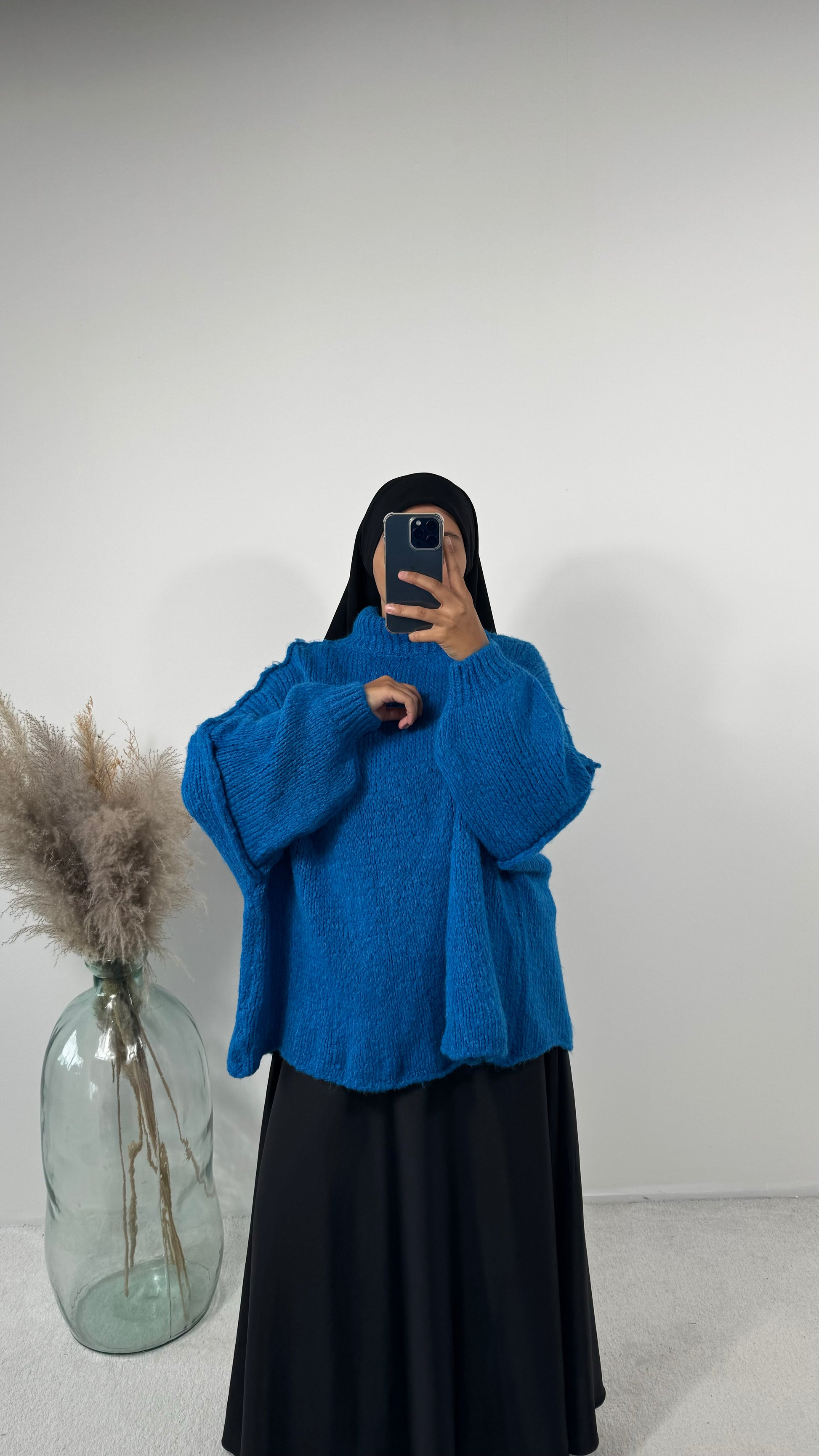 Pull oversize bleu électrique en laine mélangée, disponible en 11 couleurs.