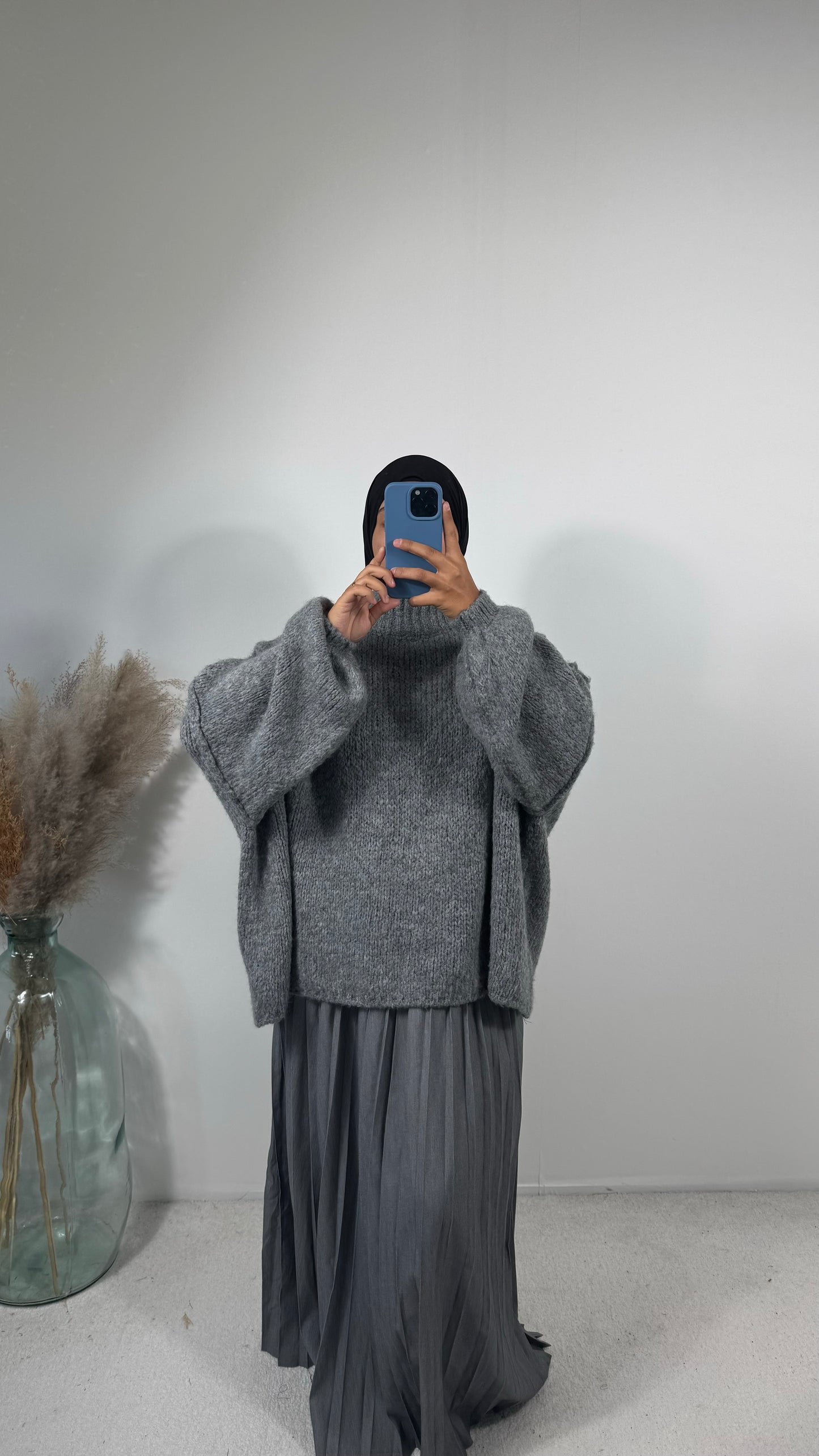 Pull en laine mélangée porté avec un hijab noir, parfait pour un look modeste.