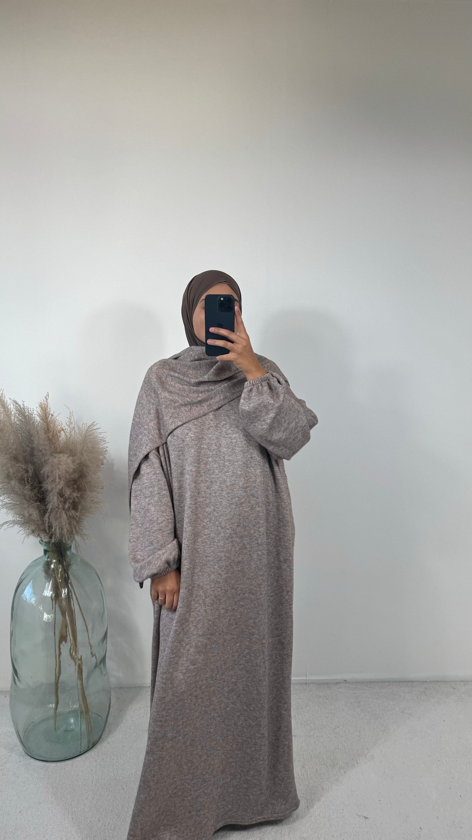 Tenue modeste avec une abaya grise drapée, parfaite pour un style chic et confortable.