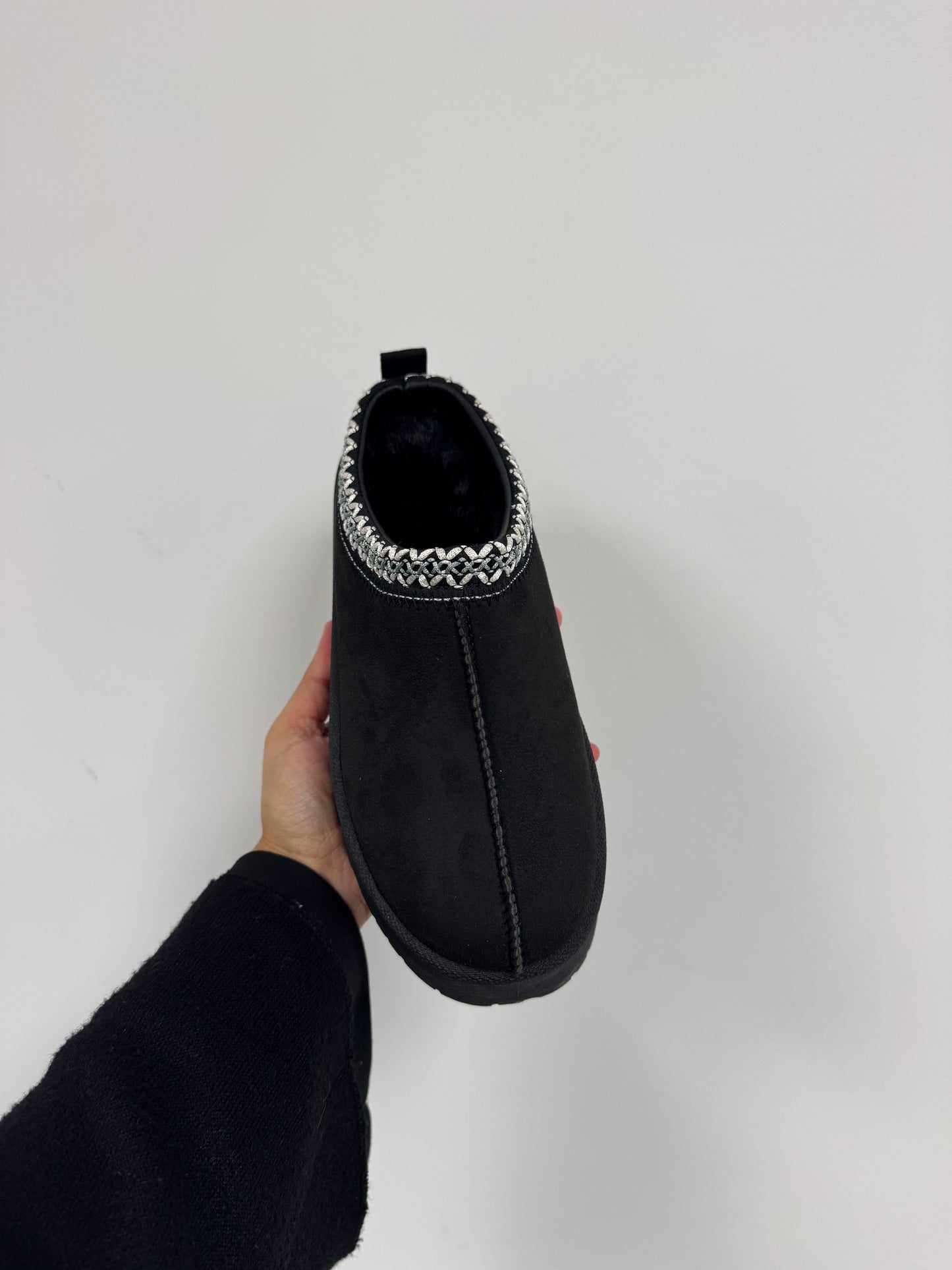 Chaussures d'hiver noires avec semelle intérieure douce, adaptées à un port prolongé.