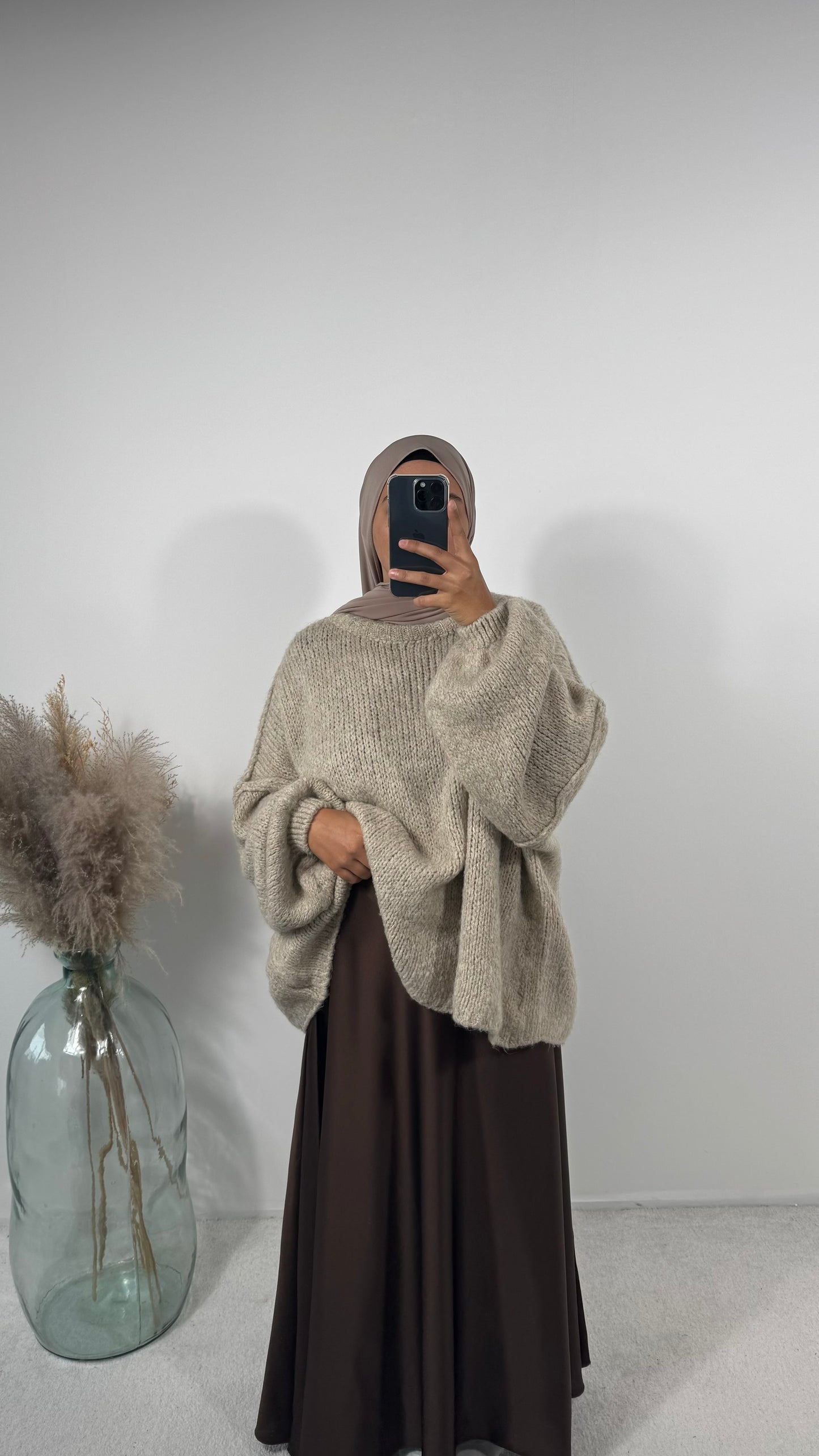 Pull oversize en laine gris clair, chic et intemporel.