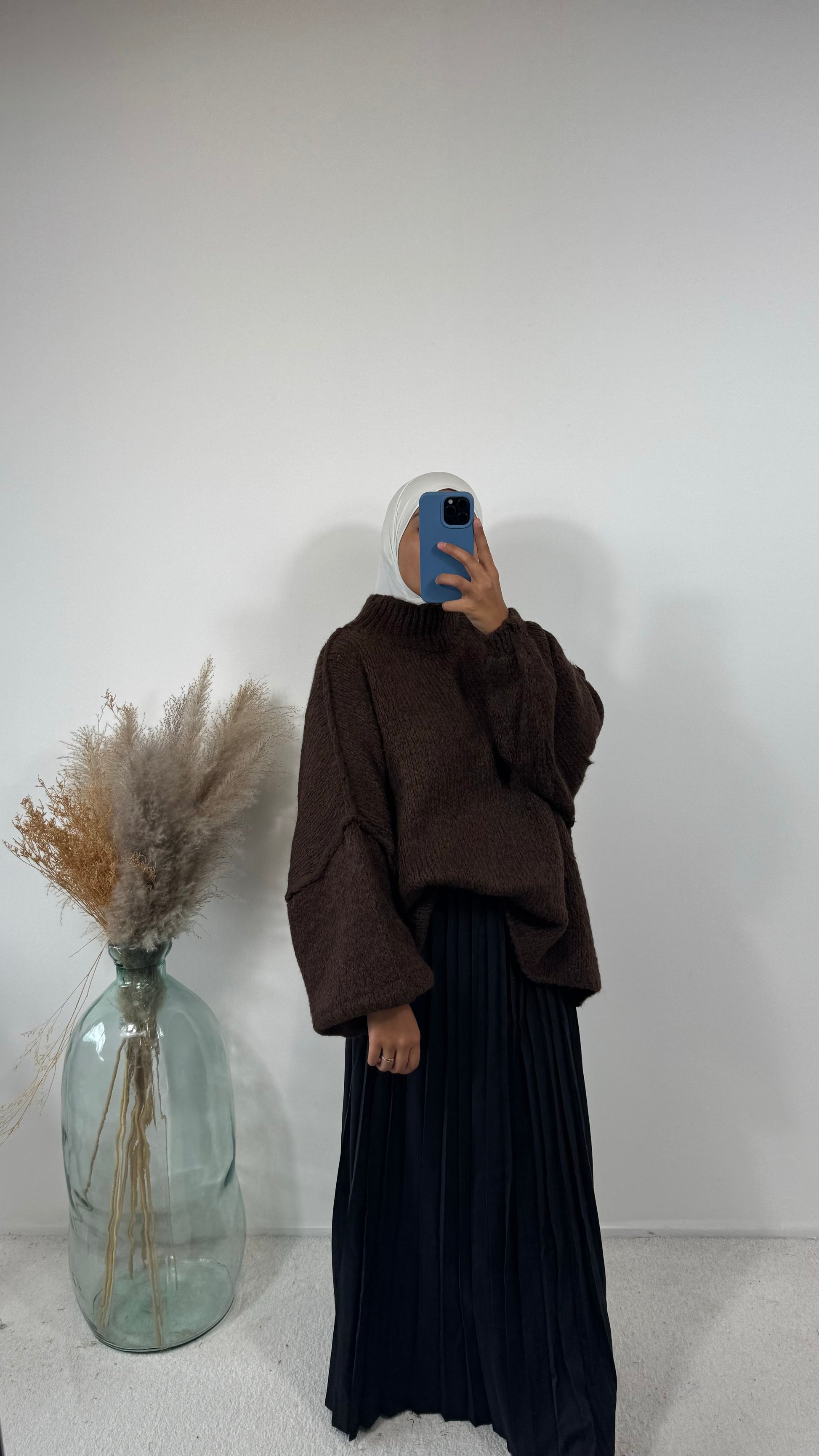 Pull oversize bleu ciel en laine, présenté de face pour un look décontracté.