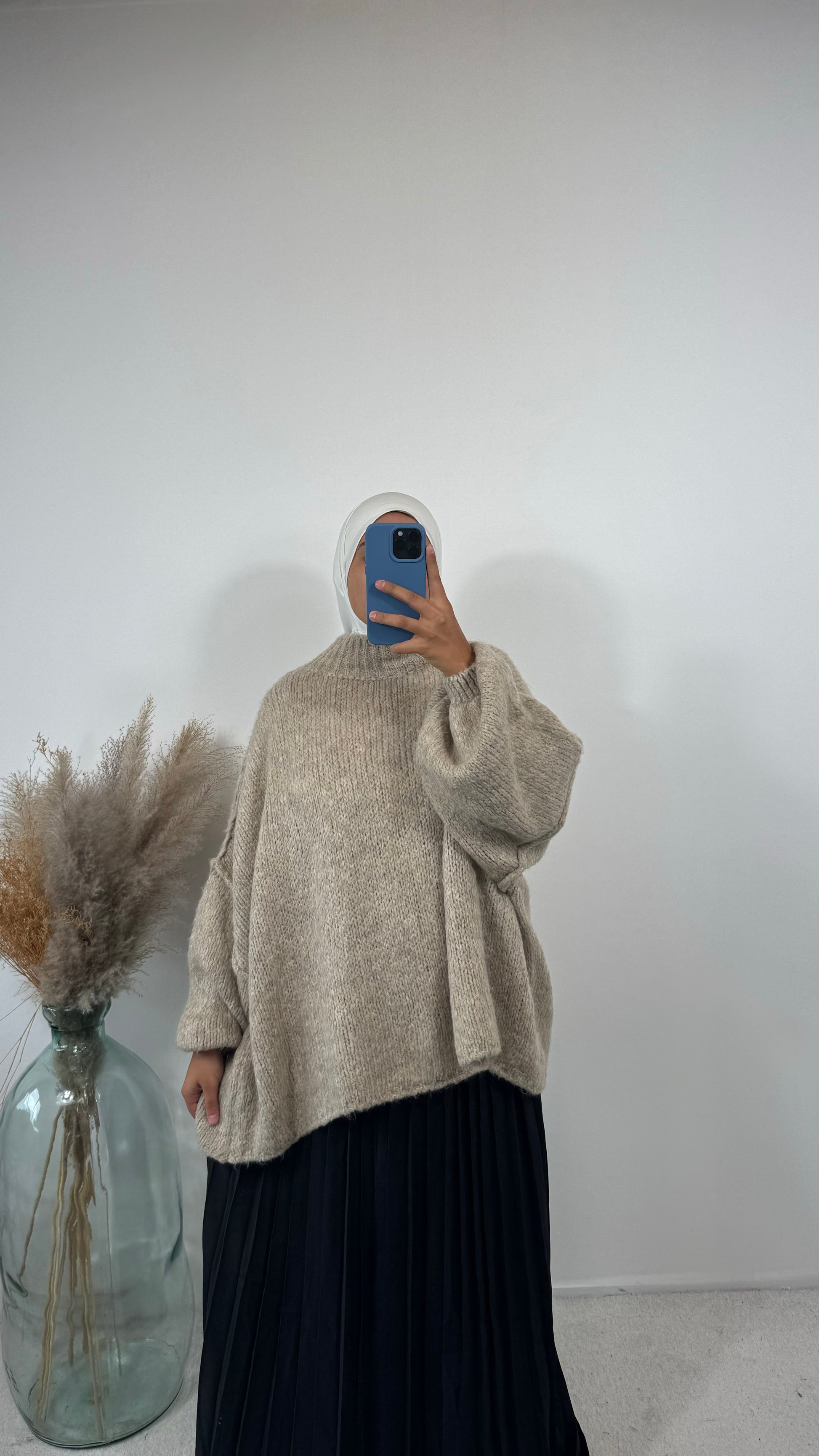 Vue arrière du pull oversize en laine beige crème, coupe ample.