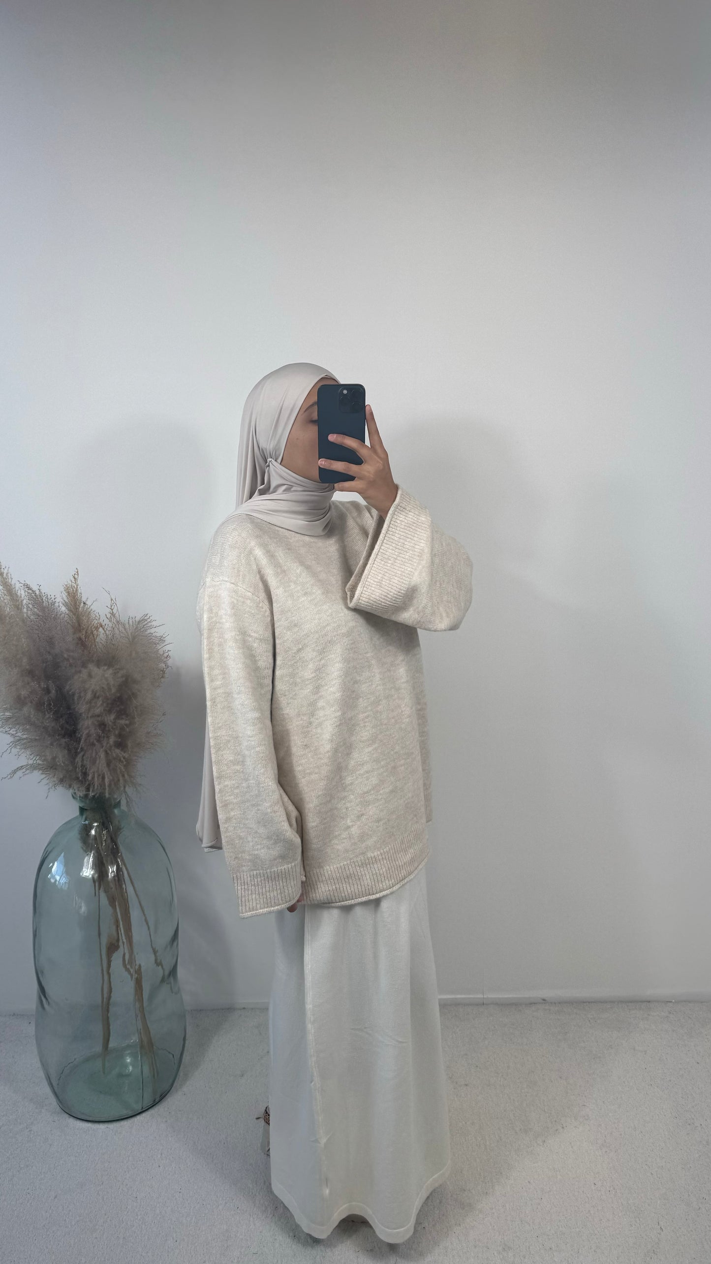 Pull oversize beige avec manches longues pour une allure élégante.