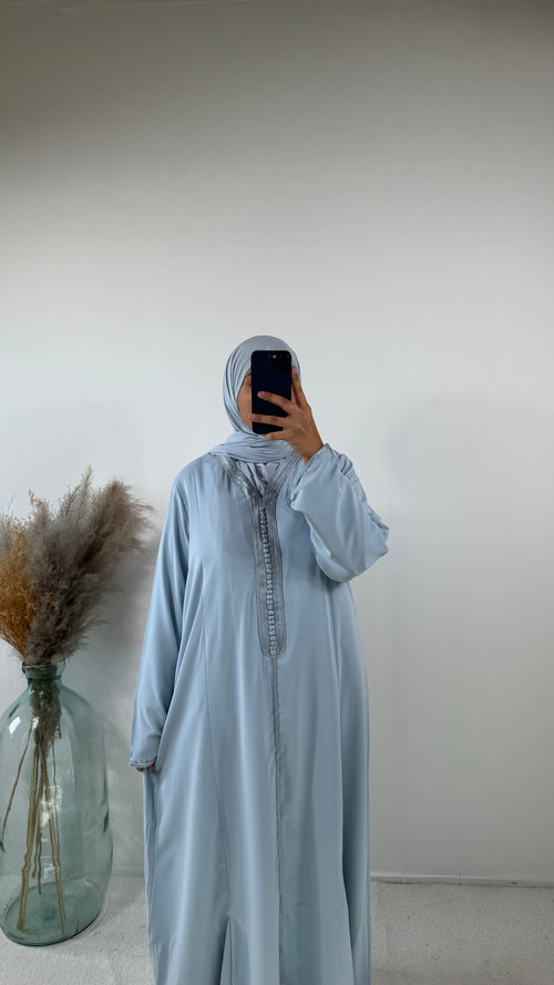 Robe longue style kaftan avec broderie dorée pour fêtes.