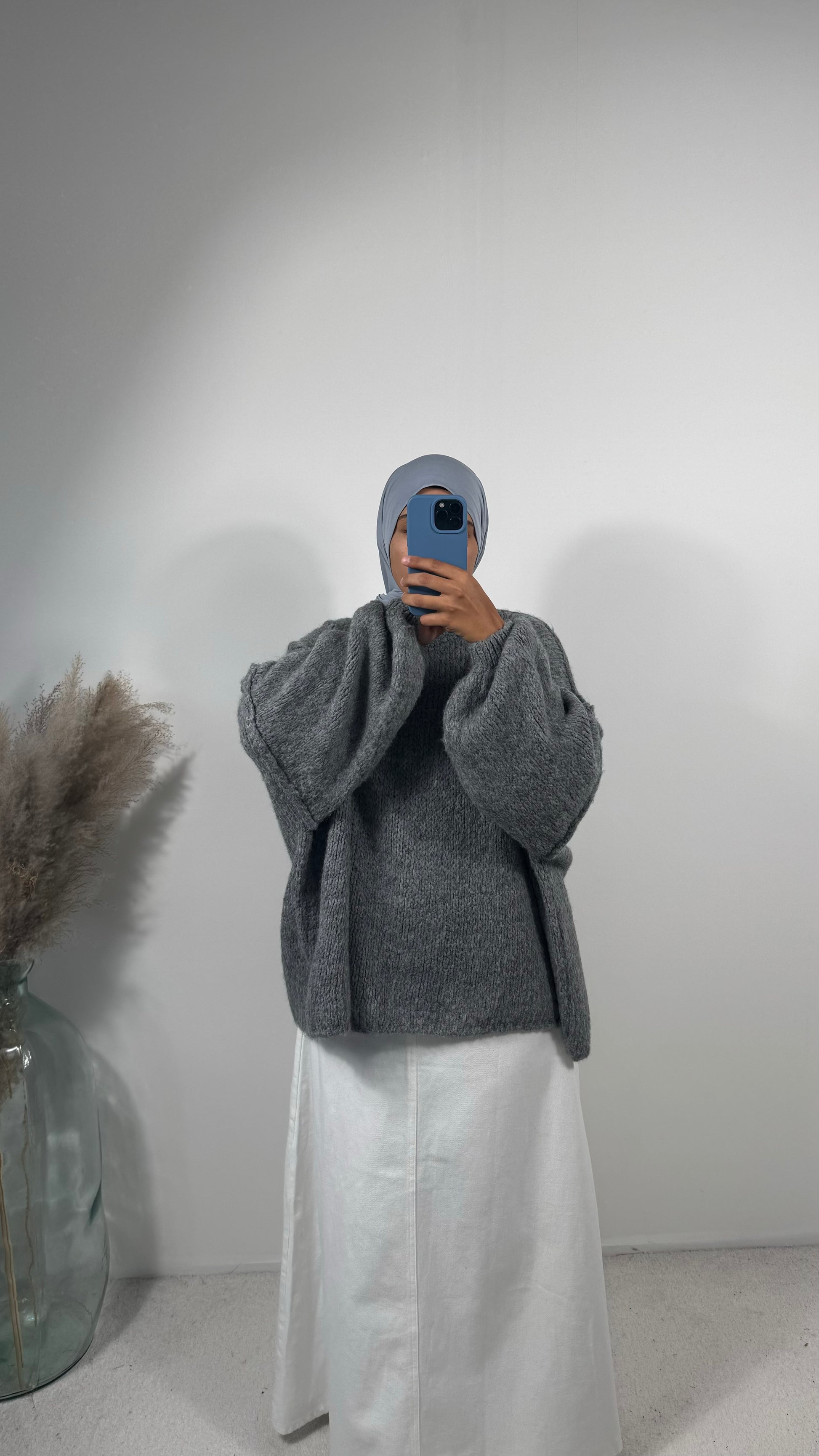 Zoom sur la maille épaisse du pull oversize, composé de laine et d’acrylique.