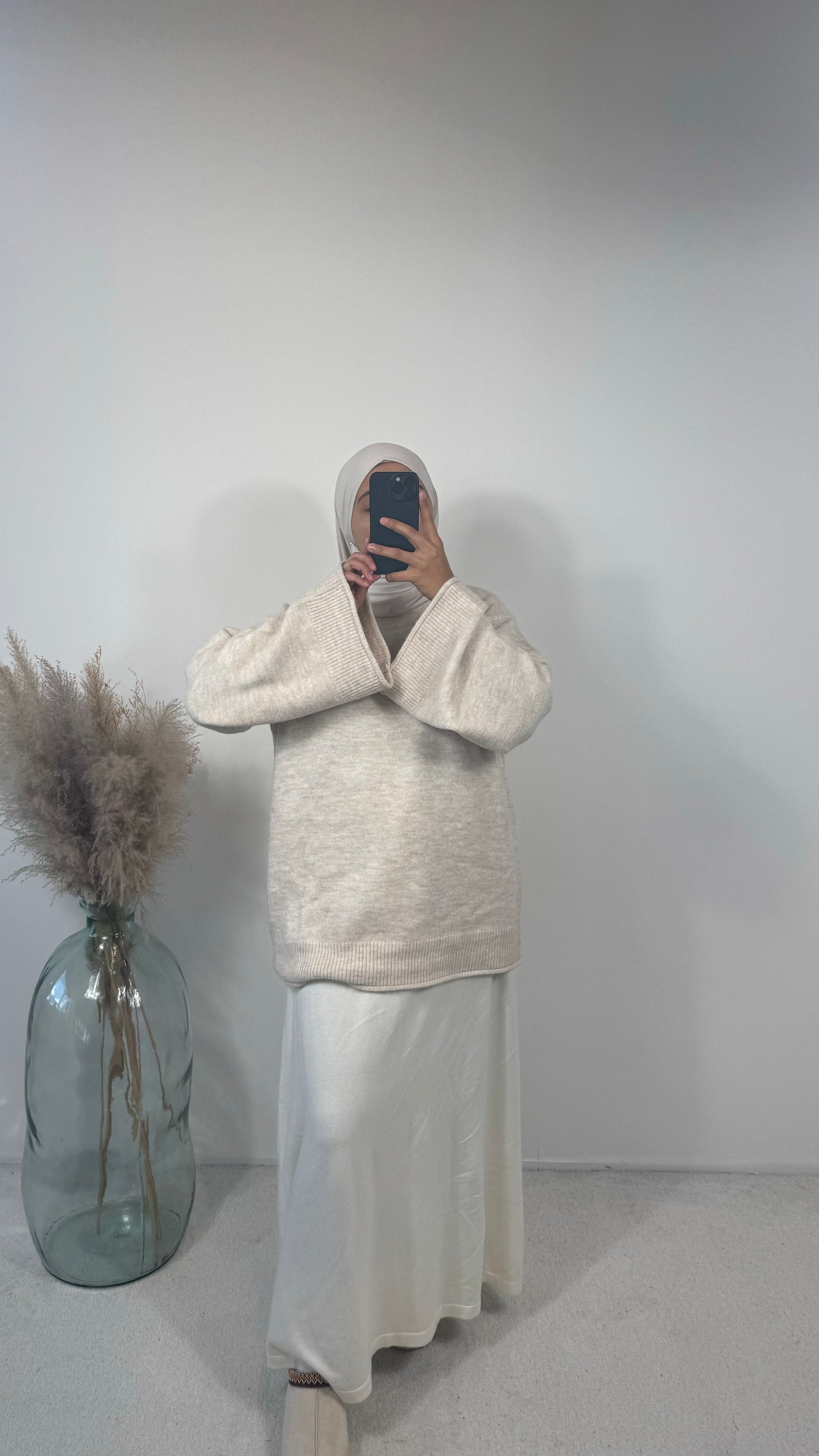 Pull beige oversize à manches larges, idéal pour une tenue décontractée.