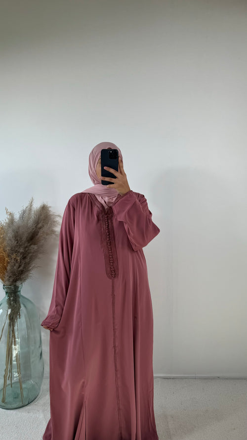 Abaya kaftan moderne en tissu fluide pour occasions spéciales.