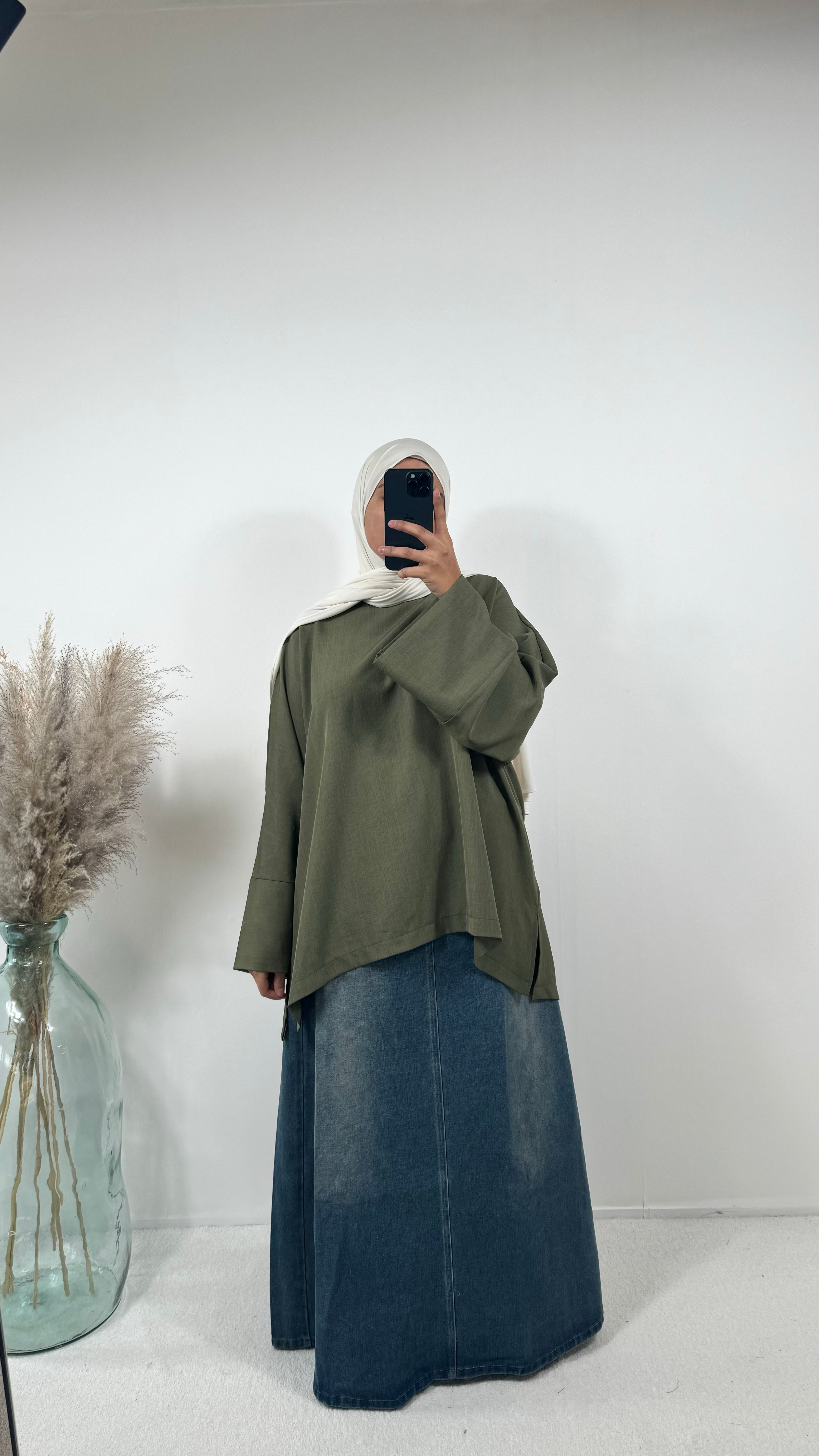 Détail de la taille élastique de la jupe en jean longue.