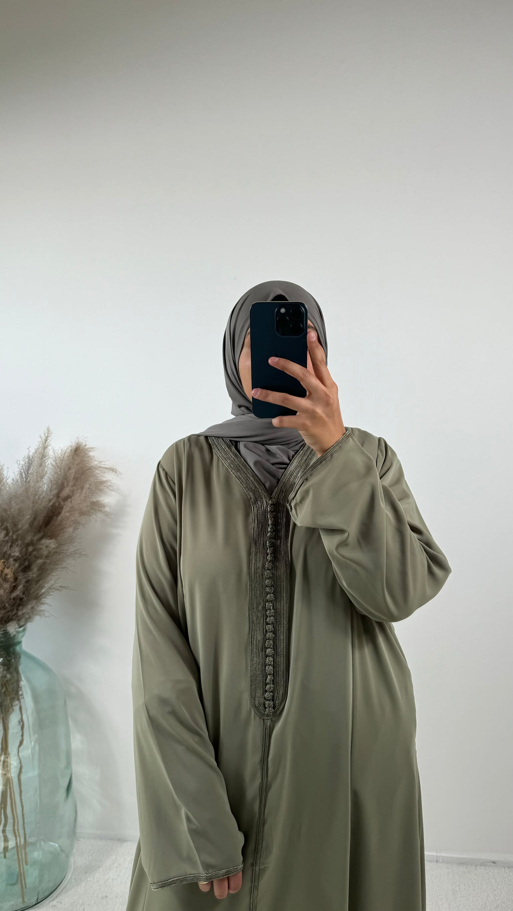 Tenue pudique chic : abaya kaftan pour occasions spéciales.