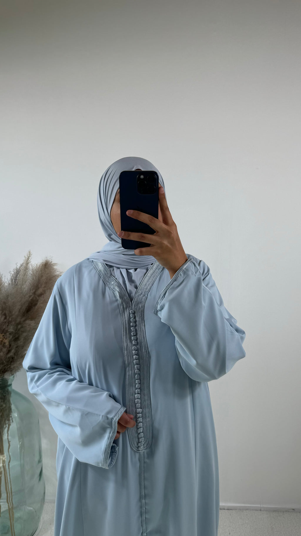 Abaya kaftan élégante avec détails en perles pour femmes modernes.
