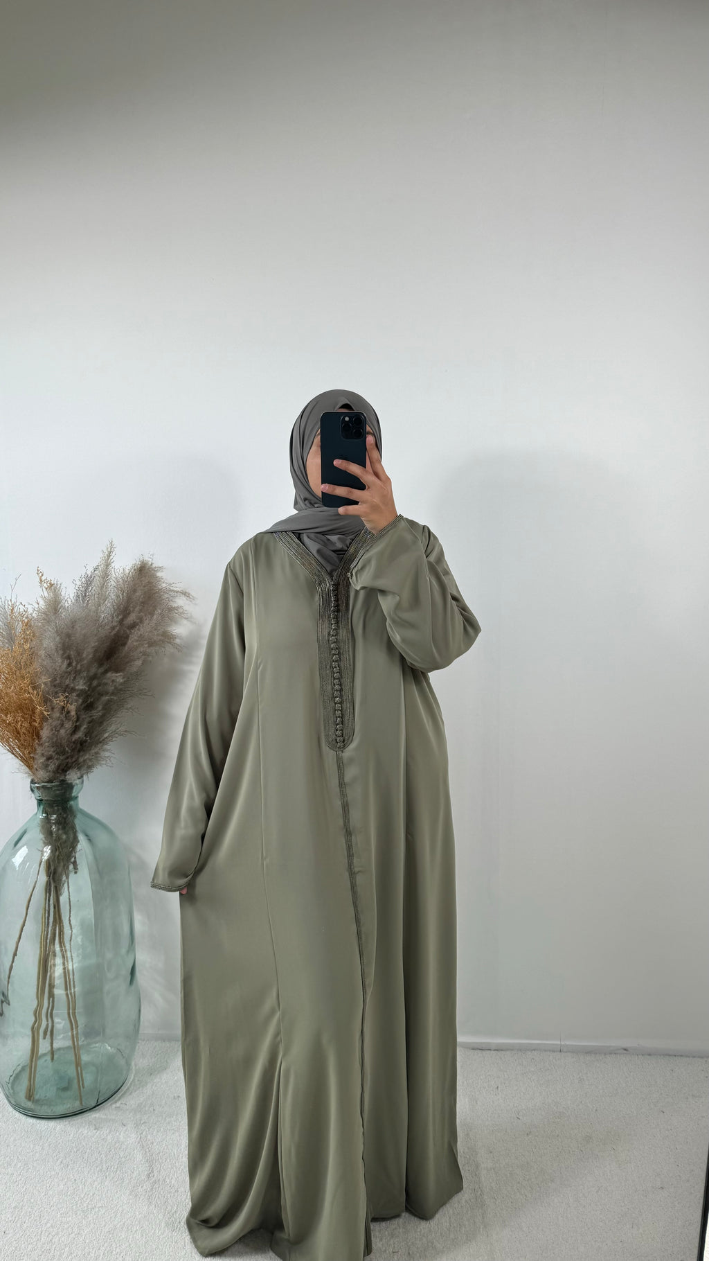 Robe longue kaftan beige, idéale pour un mariage ou une fête.