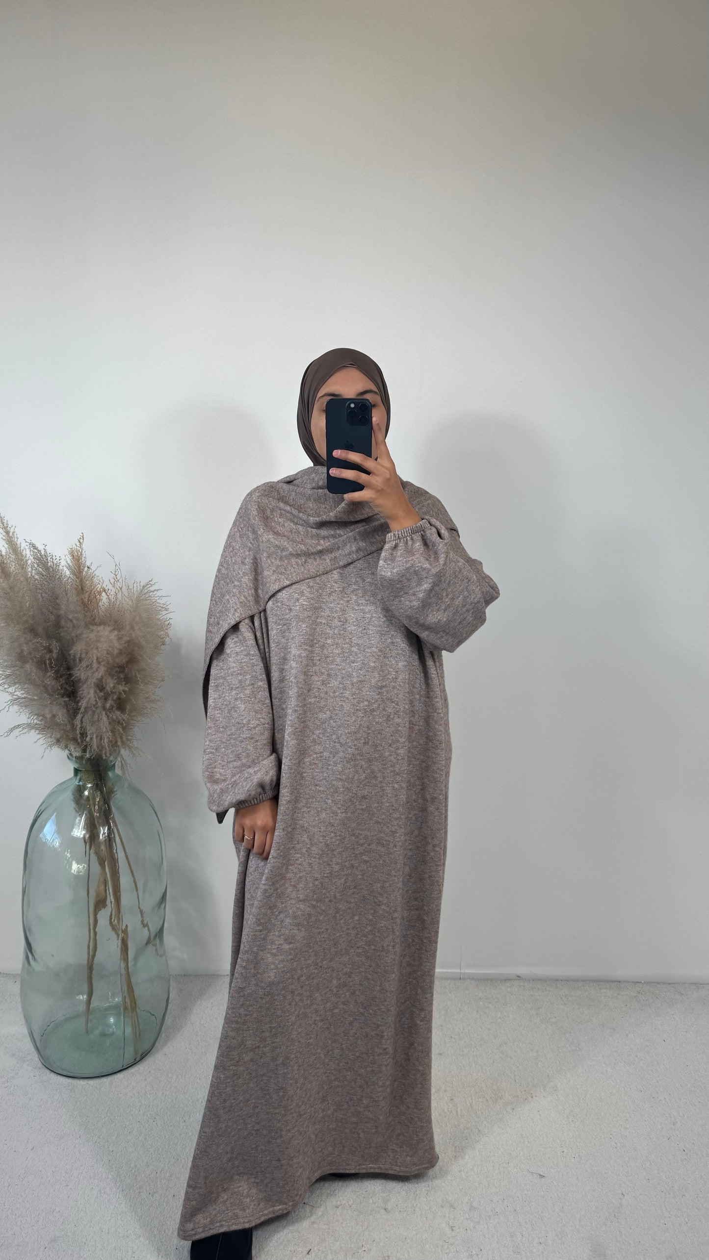 abaya longue drapée grise en maille, parfaite pour les journées fraîches.