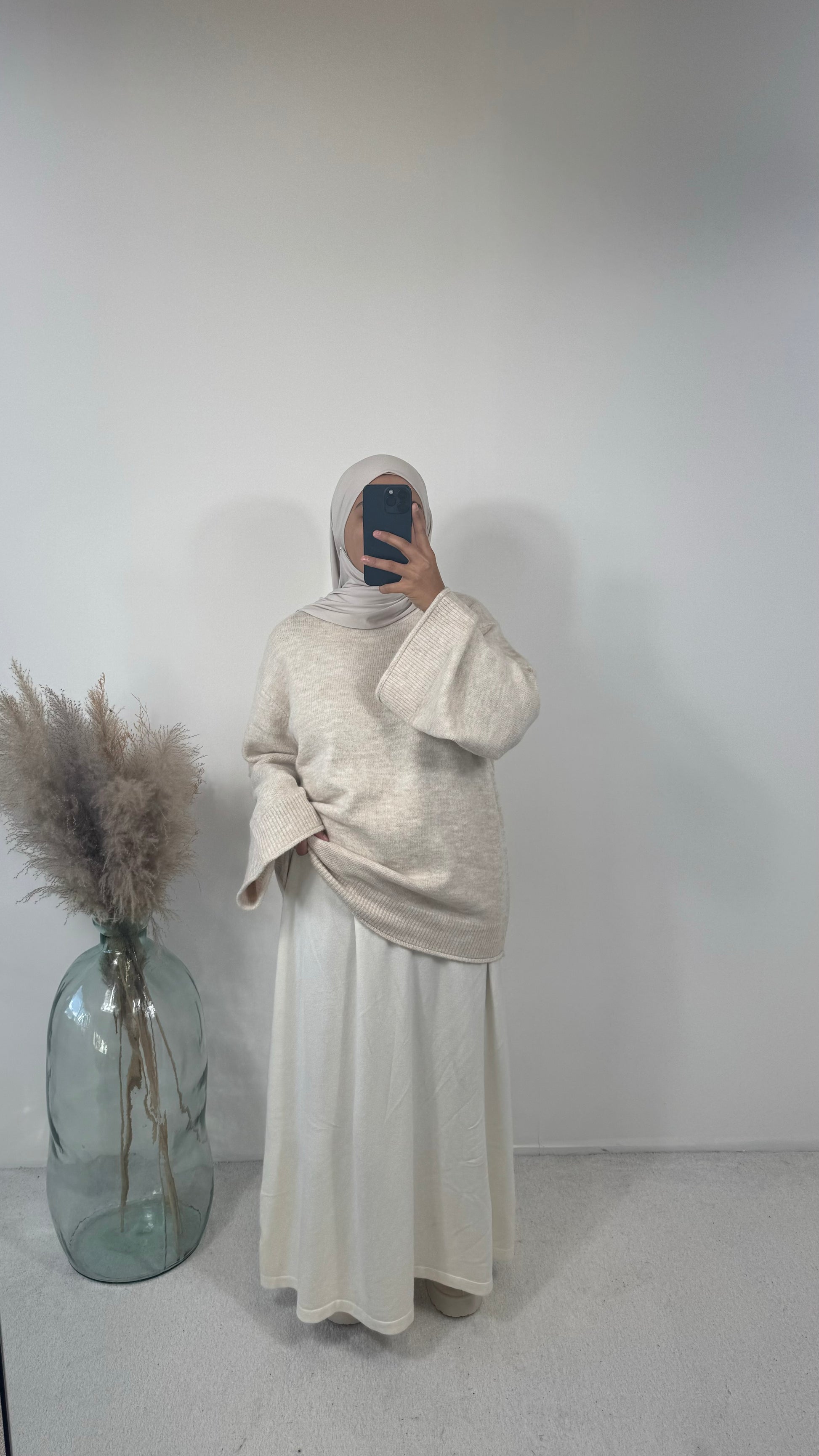 Pull oversize beige pour un look mastour et décontracté.