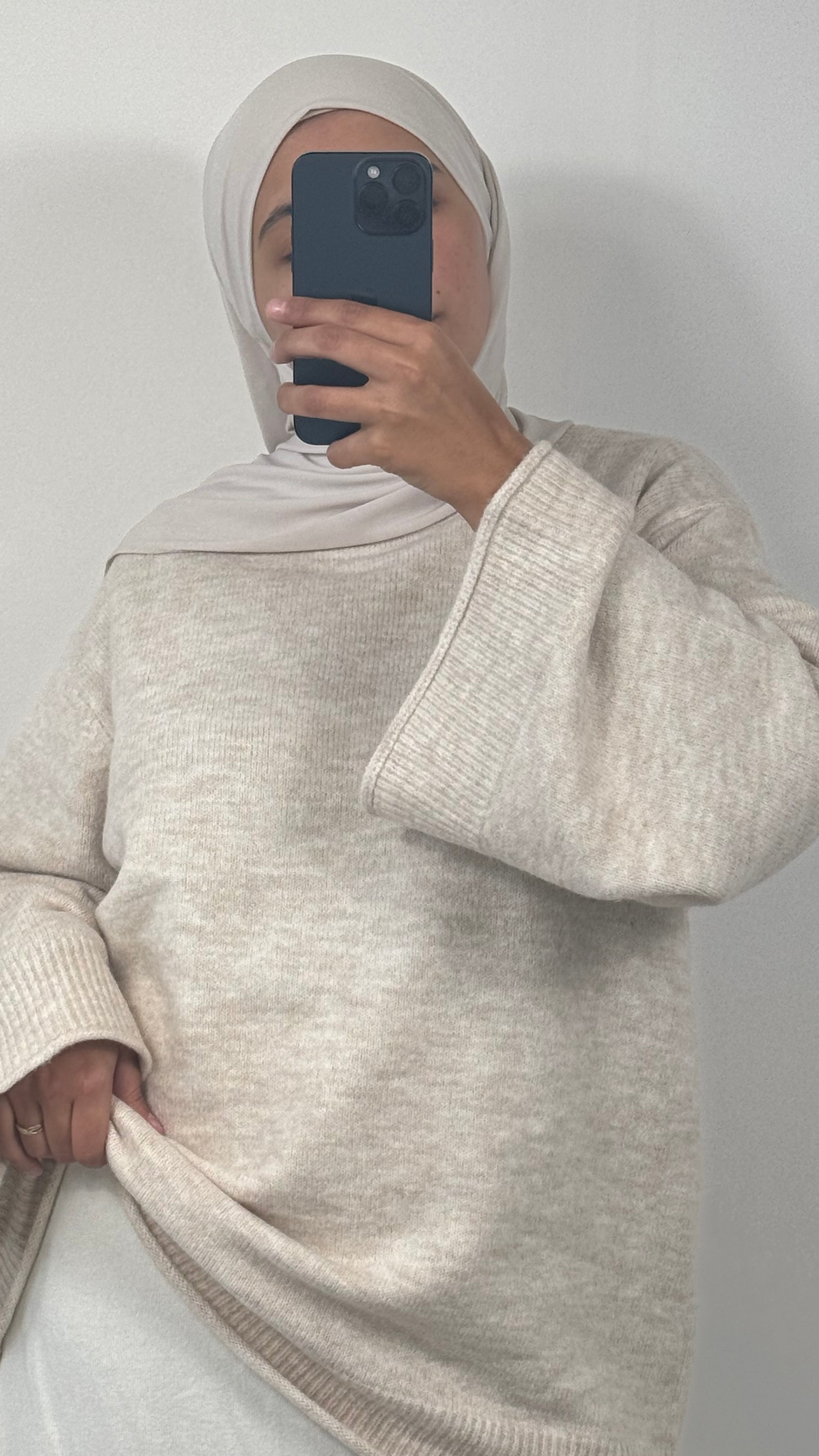 Pull ample beige, idéal pour les superpositions hivernales.