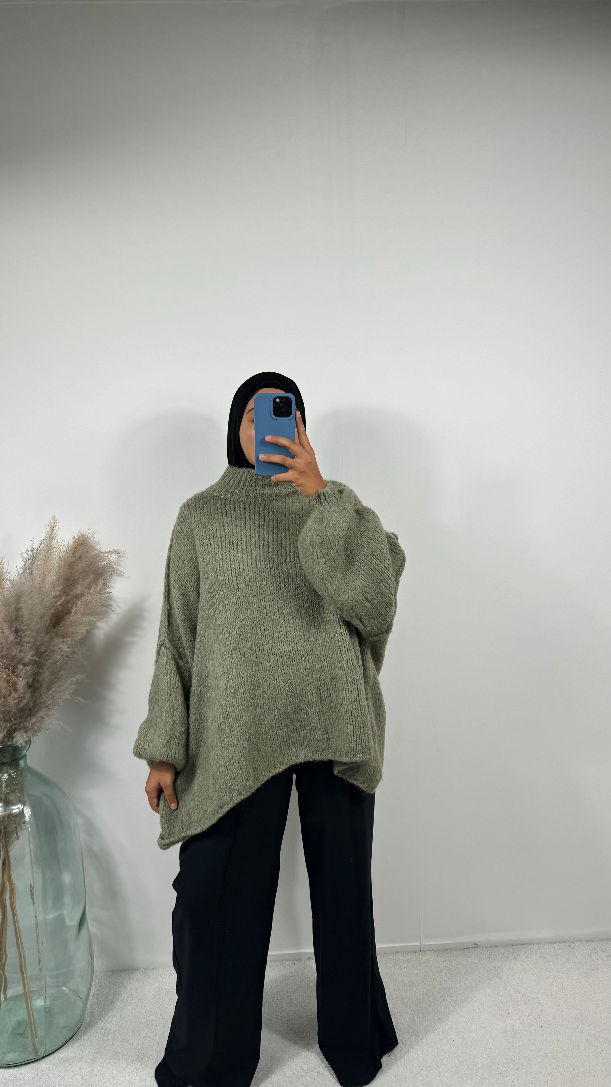 Vue rapprochée du pull oversize en laine camel, parfait pour l’hiver.