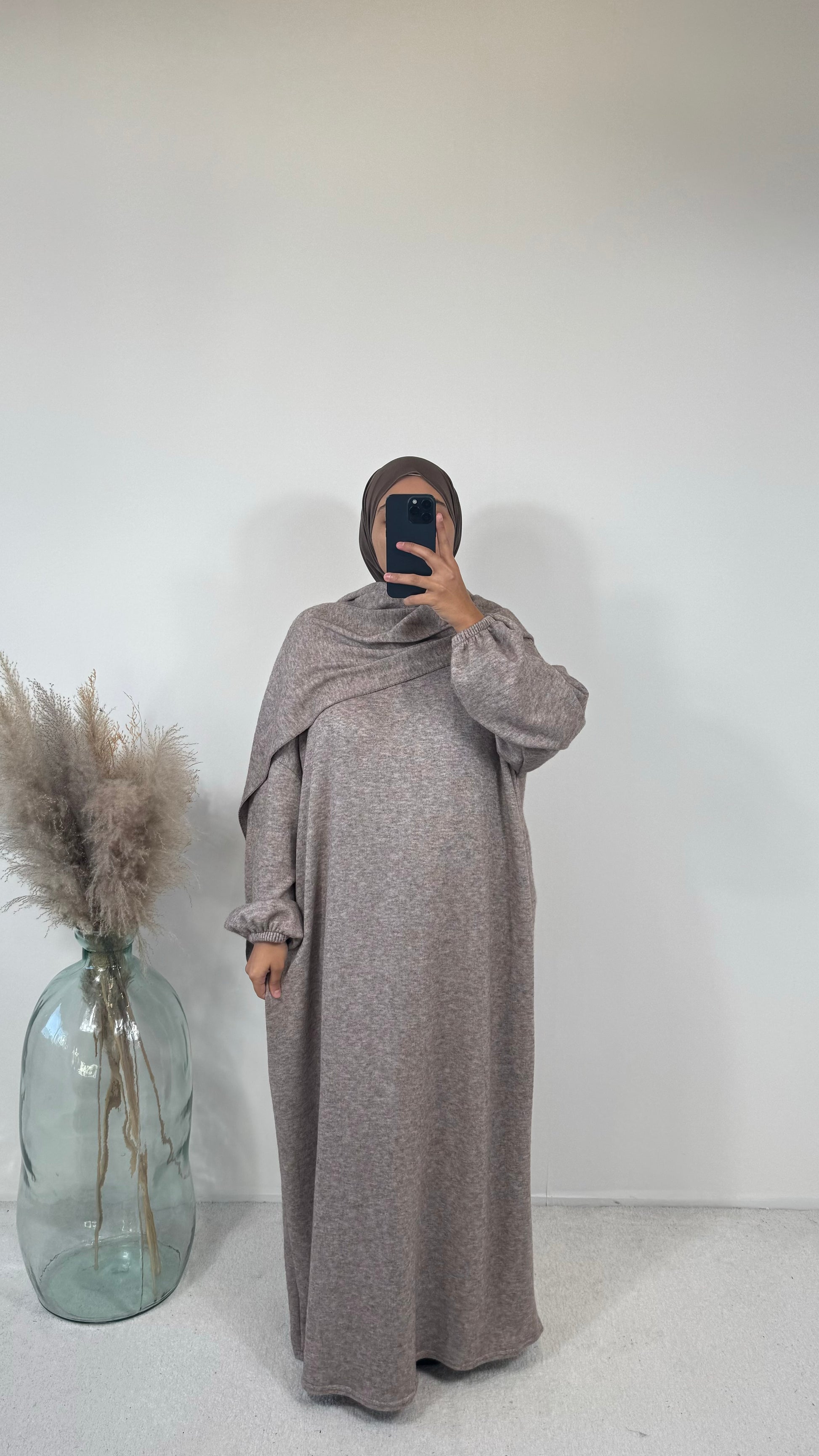 Robe maxi ample grise en maille douce, idéale pour un style décontracté et chic.