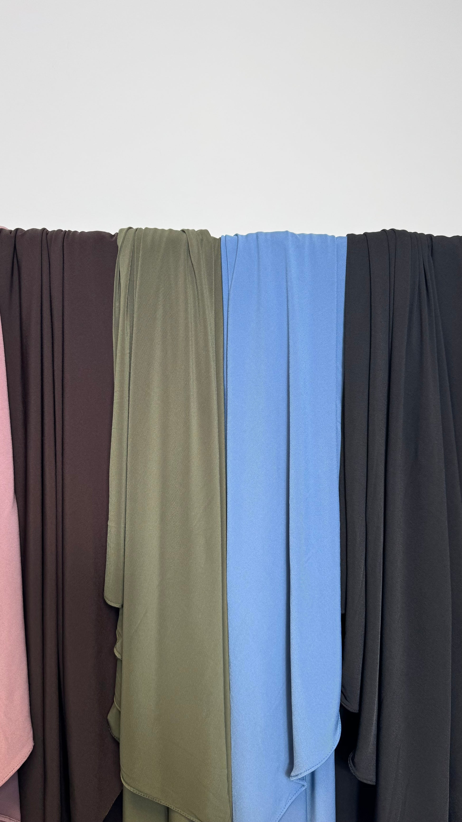 Hijab carré en jersey premium SEDEF plié, mettant en avant sa taille de 1m50 sur 1m50.