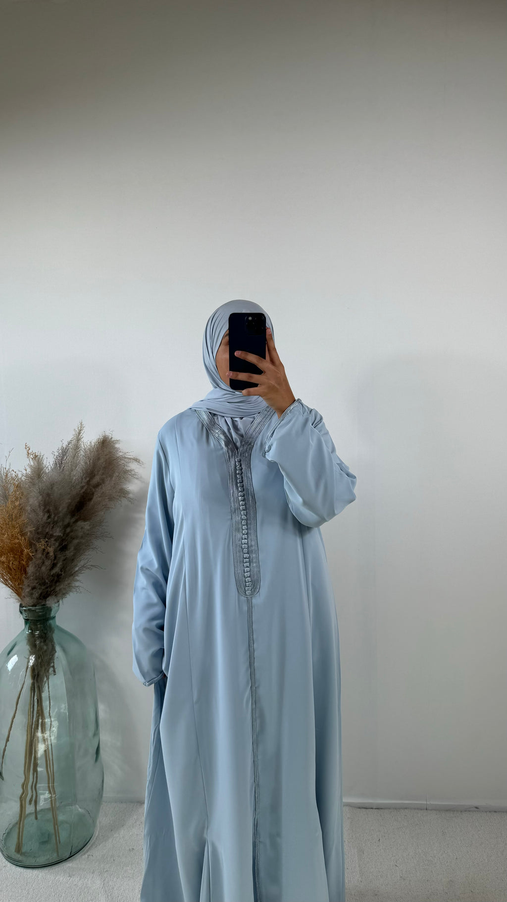 Robe longue fluide style kaftan pour soirées formelles.