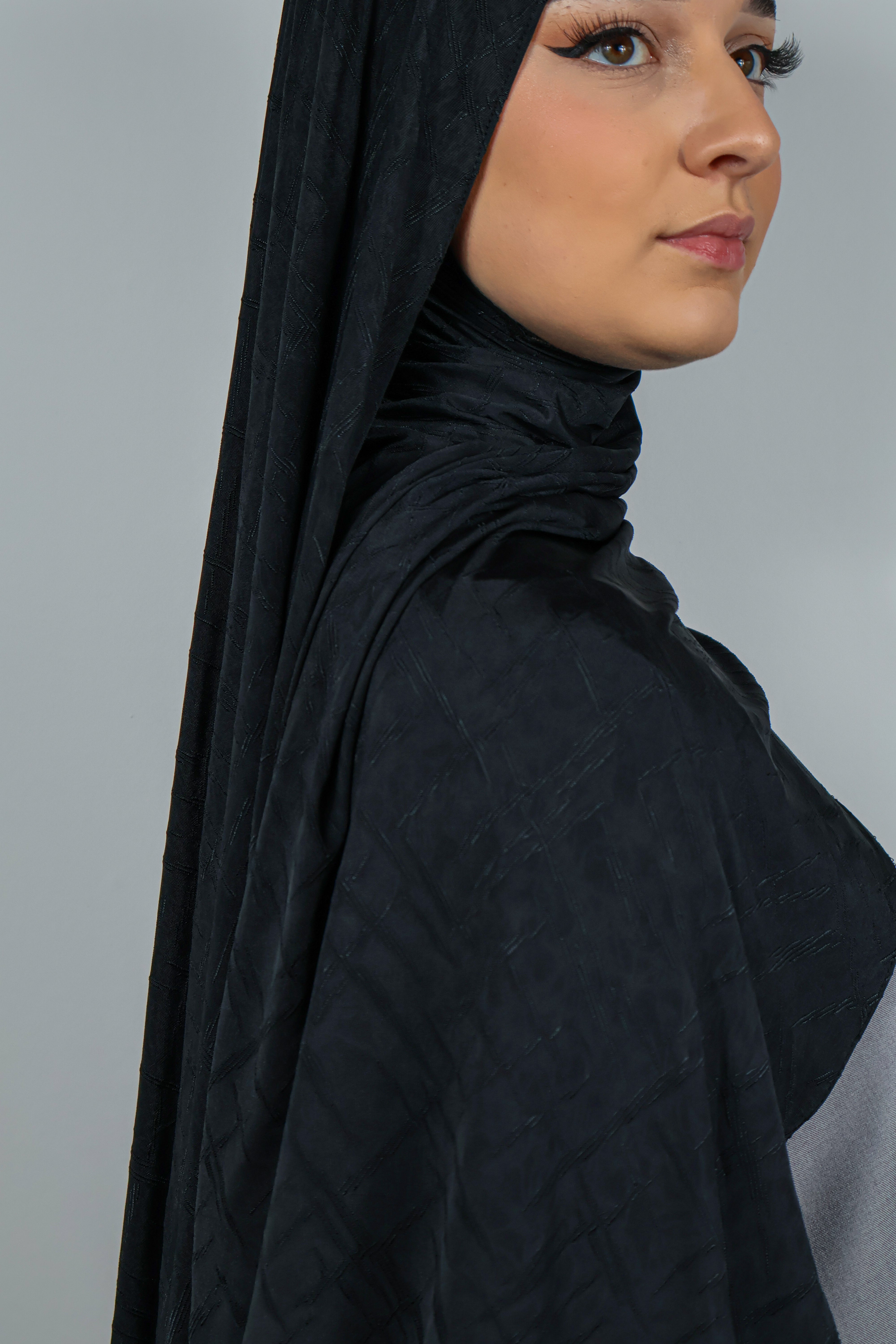 Jersey Prestige bleu nuit, drapé avec un style moderne et chic.
