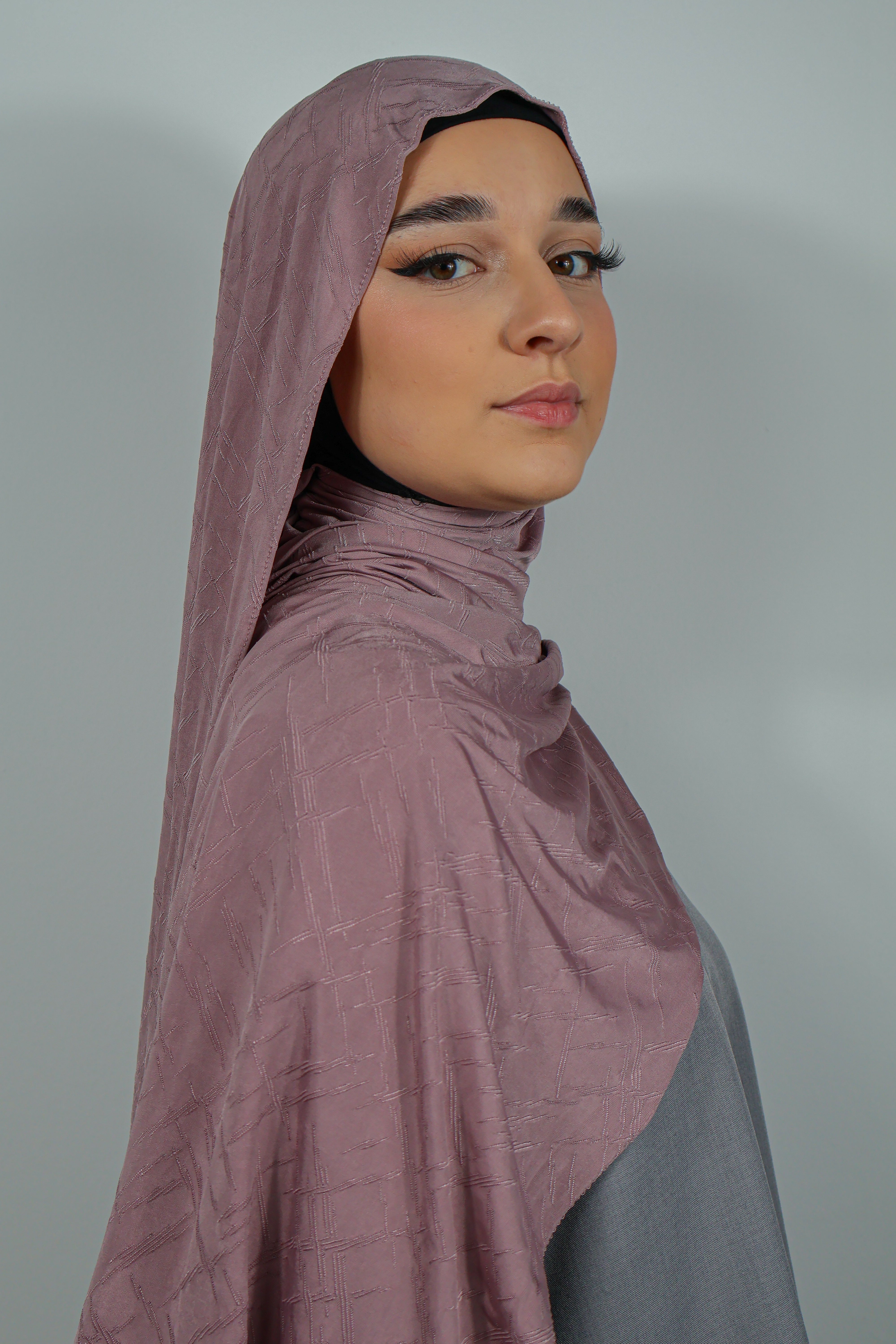  Détails brodés du Jersey Prestige bleu nuit, mettant en avant la qualité du tissu.